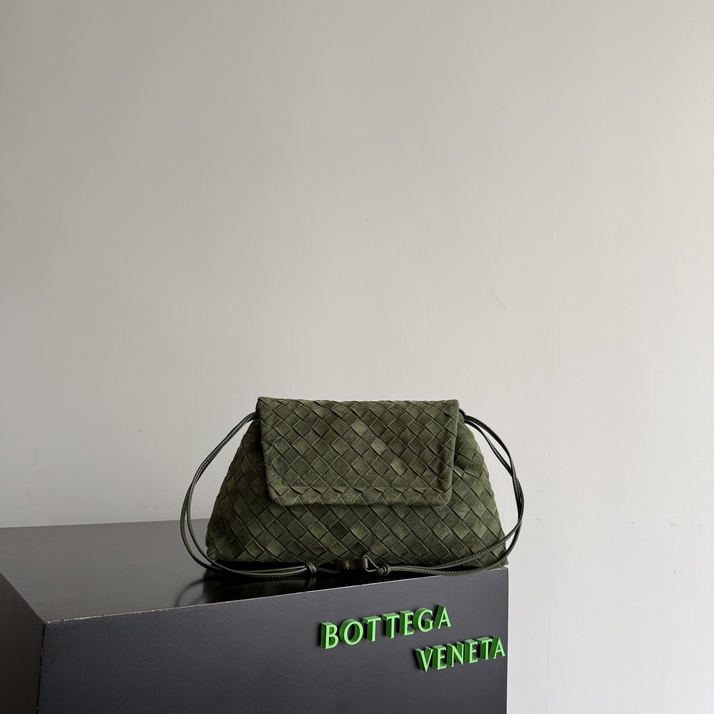 Bottega Veneta Dustbag Giorno woven suede handbag ✨It is not deliberately eye-catching by exaggeration, but an existence that makes people can't help but take a second look when you walk by! This Intrecciato woven suede flip dustbag is somewhere between soft and cool, it looks just right ~ matte texture + woven layers, feels very comfortable to the touch, and looks clean, luxurious and relaxed photo 2