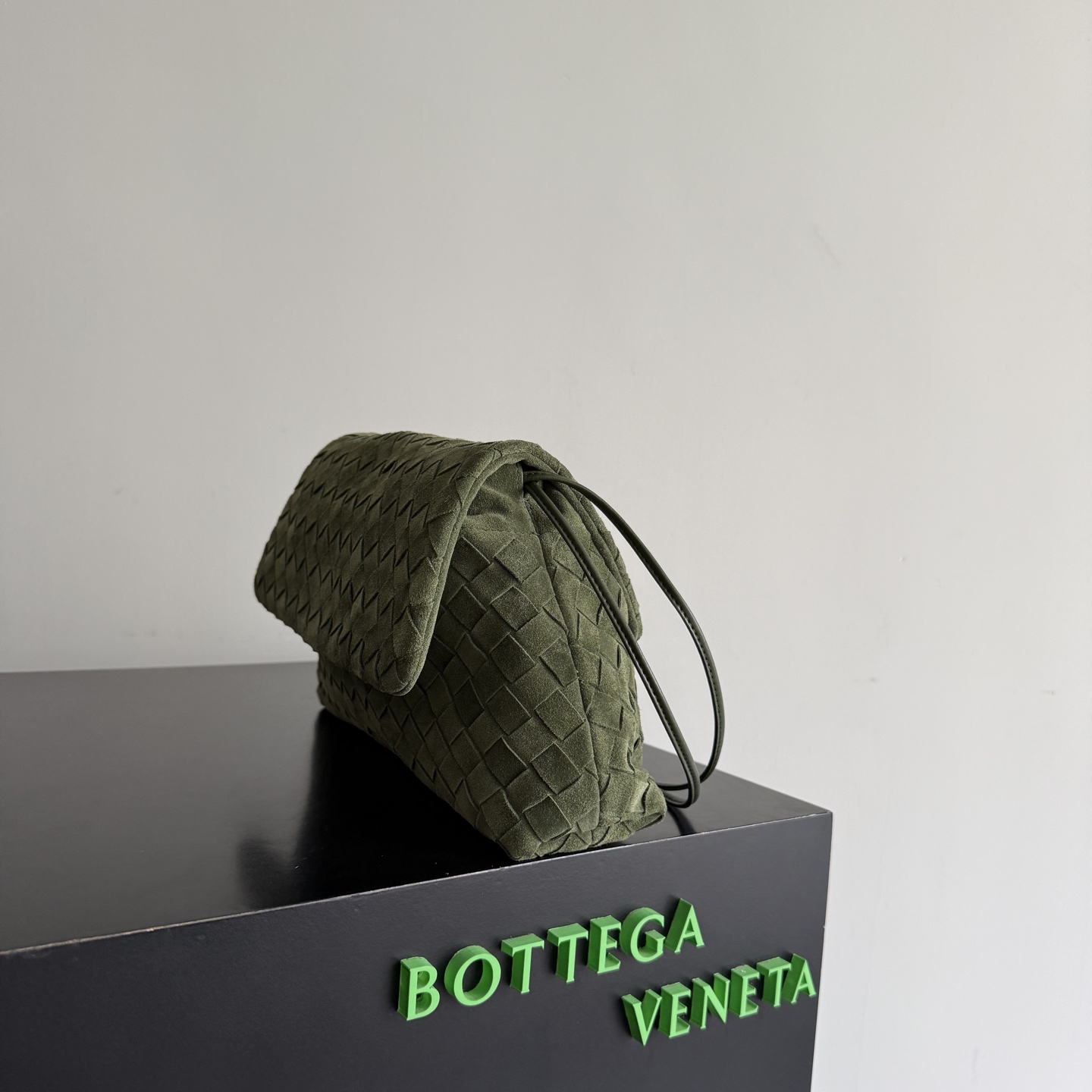 Bottega Veneta Dustbag Giorno woven suede handbag ✨It is not deliberately eye-catching by exaggeration, but an existence that makes people can't help but take a second look when you walk by! This Intrecciato woven suede flip dustbag is somewhere between soft and cool, it looks just right ~ matte texture + woven layers, feels very comfortable to the touch, and looks clean, luxurious and relaxed photo 3