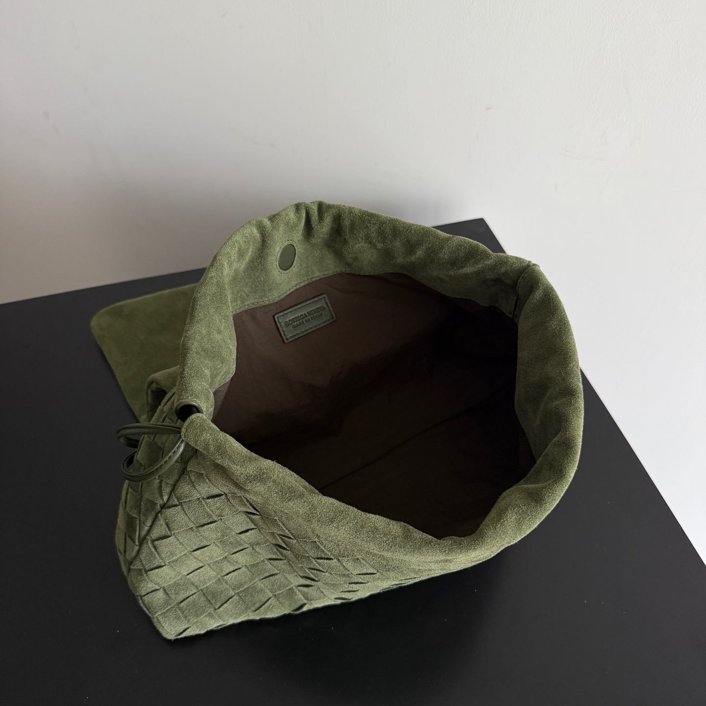 Bottega Veneta Dustbag Giorno woven suede handbag ✨It is not deliberately eye-catching by exaggeration, but an existence that makes people can't help but take a second look when you walk by! This Intrecciato woven suede flip dustbag is somewhere between soft and cool, it looks just right ~ matte texture + woven layers, feels very comfortable to the touch, and looks clean, luxurious and relaxed photo 4