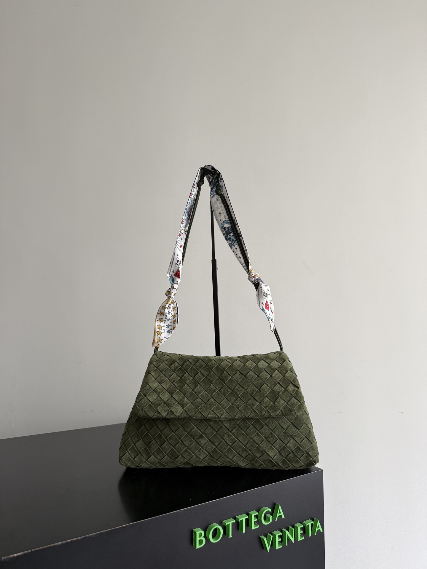 Bottega Veneta Dustbag Giorno woven suede handbag ✨It is not deliberately eye-catching by exaggeration, but an existence that makes people can't help but take a second look when you walk by! This Intrecciato woven suede flip dustbag is somewhere between soft and cool, it looks just right ~ matte texture + woven layers, feels very comfortable to the touch, and looks clean, luxurious and relaxed photo 5