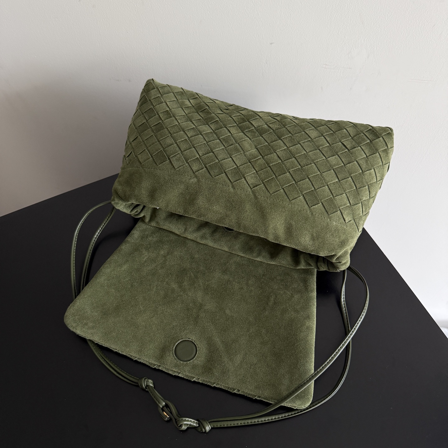 Bottega Veneta Dustbag Giorno woven suede handbag ✨It is not deliberately eye-catching by exaggeration, but an existence that makes people can't help but take a second look when you walk by! This Intrecciato woven suede flip dustbag is somewhere between soft and cool, it looks just right ~ matte texture + woven layers, feels very comfortable to the touch, and looks clean, luxurious and relaxed photo 8