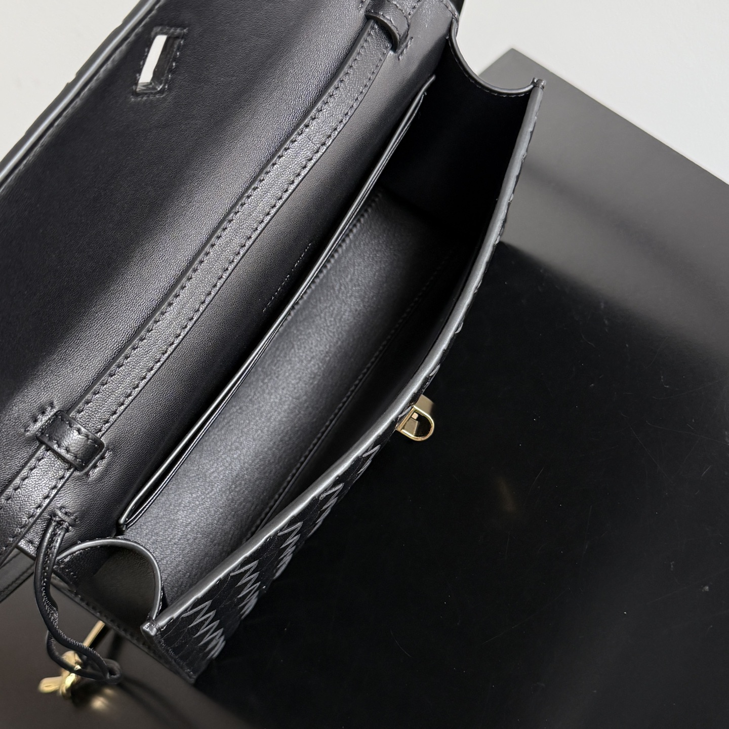 BV Bottega Veneta 26 Winter new product Andiamo Clutch 25✨ Classic Intrecciato hand-woven, made of lambskin, delicate and gentle to the touch, slender and neat bag shape, comes with exquisite short handle, with detachable long shoulder strap, elegant hand-carrying, casual cross-body, one bag unlocks two styles photo 1