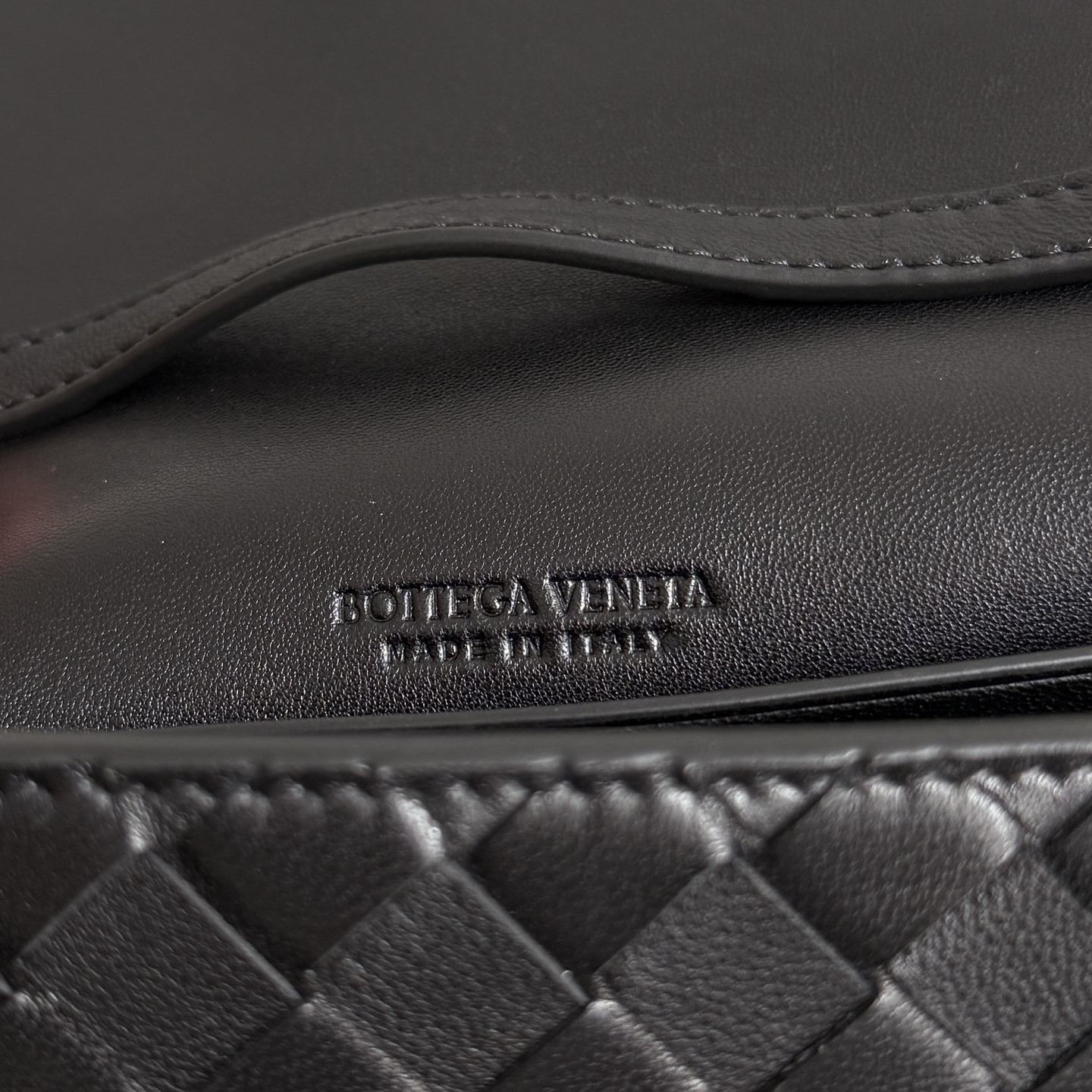 BV Bottega Veneta 26 Winter new product Andiamo Clutch 25✨ Classic Intrecciato hand-woven, made of lambskin, delicate and gentle to the touch, slender and neat bag shape, comes with exquisite short handle, with detachable long shoulder strap, elegant hand-carrying, casual cross-body, one bag unlocks two styles photo 2