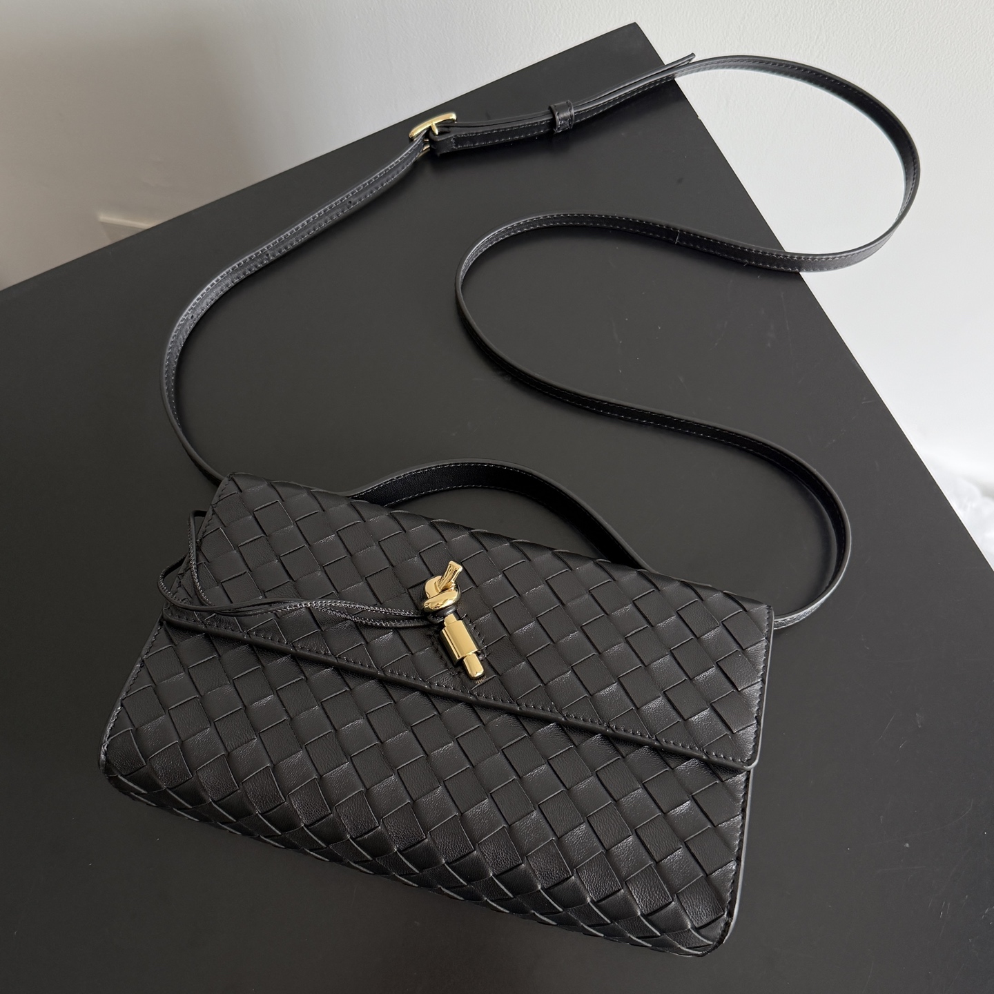 BV Bottega Veneta 26 Winter new product Andiamo Clutch 25✨ Classic Intrecciato hand-woven, made of lambskin, delicate and gentle to the touch, slender and neat bag shape, comes with exquisite short handle, with detachable long shoulder strap, elegant hand-carrying, casual cross-body, one bag unlocks two styles photo 3