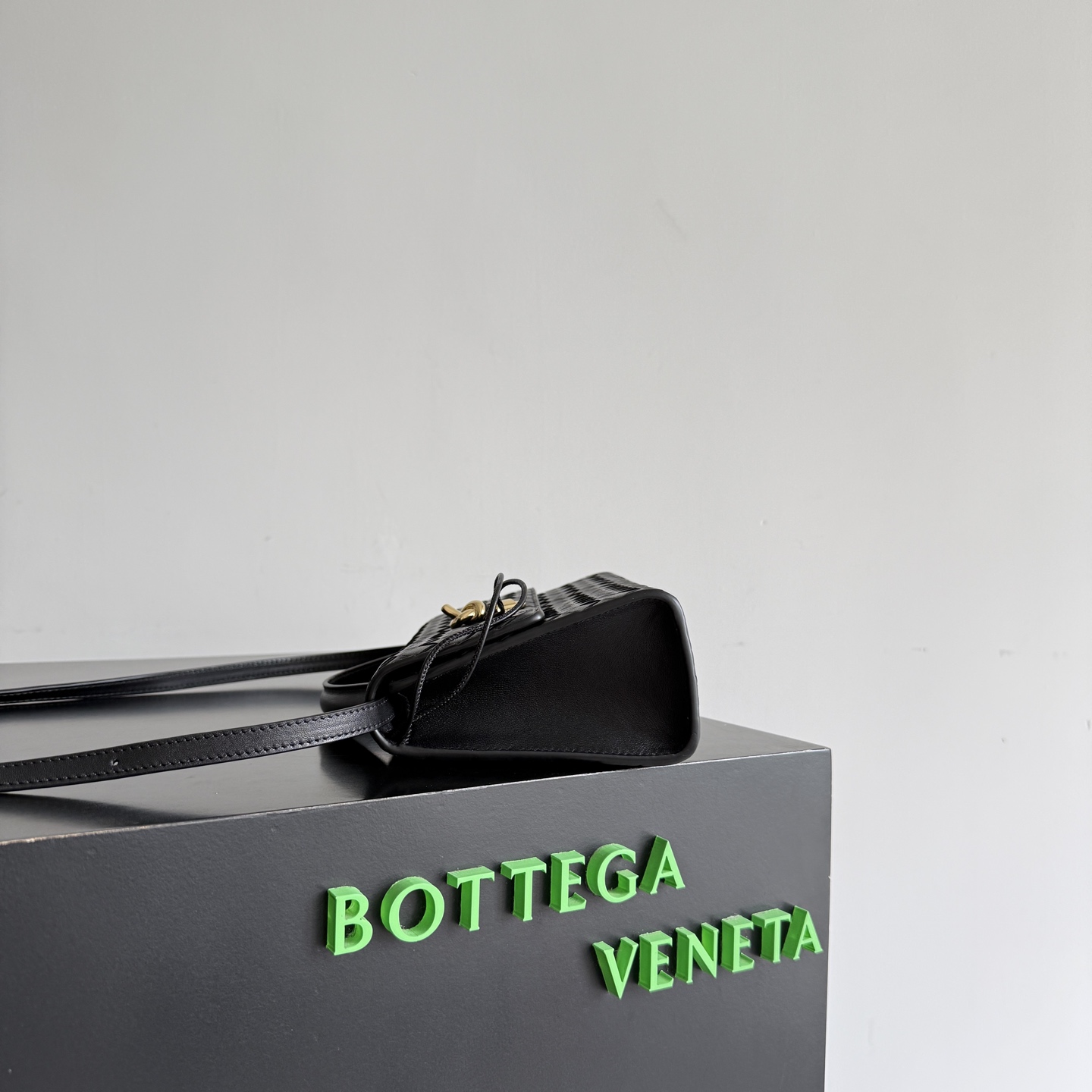 BV Bottega Veneta 26 Winter new product Andiamo Clutch 25✨ Classic Intrecciato hand-woven, made of lambskin, delicate and gentle to the touch, slender and neat bag shape, comes with exquisite short handle, with detachable long shoulder strap, elegant hand-carrying, casual cross-body, one bag unlocks two styles photo 4