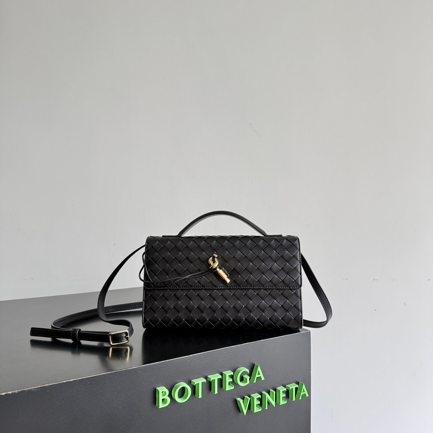BV Bottega Veneta 26 Winter new product Andiamo Clutch 25✨ Classic Intrecciato hand-woven, made of lambskin, delicate and gentle to the touch, slender and neat bag shape, comes with exquisite short handle, with detachable long shoulder strap, elegant hand-carrying, casual cross-body, one bag unlocks two styles