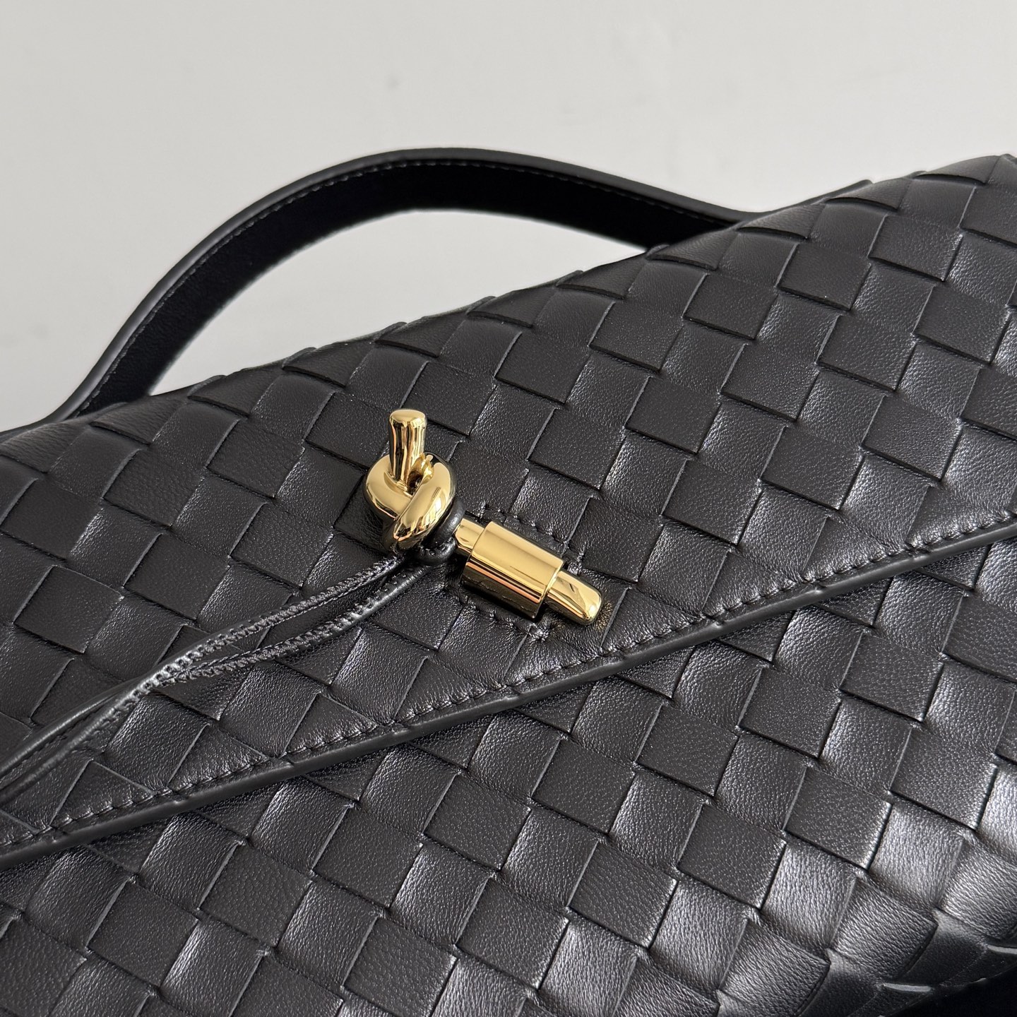 BV Bottega Veneta 26 Winter new product Andiamo Clutch 25✨ Classic Intrecciato hand-woven, made of lambskin, delicate and gentle to the touch, slender and neat bag shape, comes with exquisite short handle, with detachable long shoulder strap, elegant hand-carrying, casual cross-body, one bag unlocks two styles photo 6