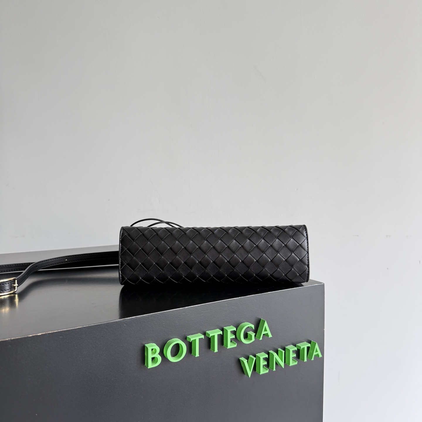 BV Bottega Veneta 26 Winter new product Andiamo Clutch 25✨ Classic Intrecciato hand-woven, made of lambskin, delicate and gentle to the touch, slender and neat bag shape, comes with exquisite short handle, with detachable long shoulder strap, elegant hand-carrying, casual cross-body, one bag unlocks two styles photo 8