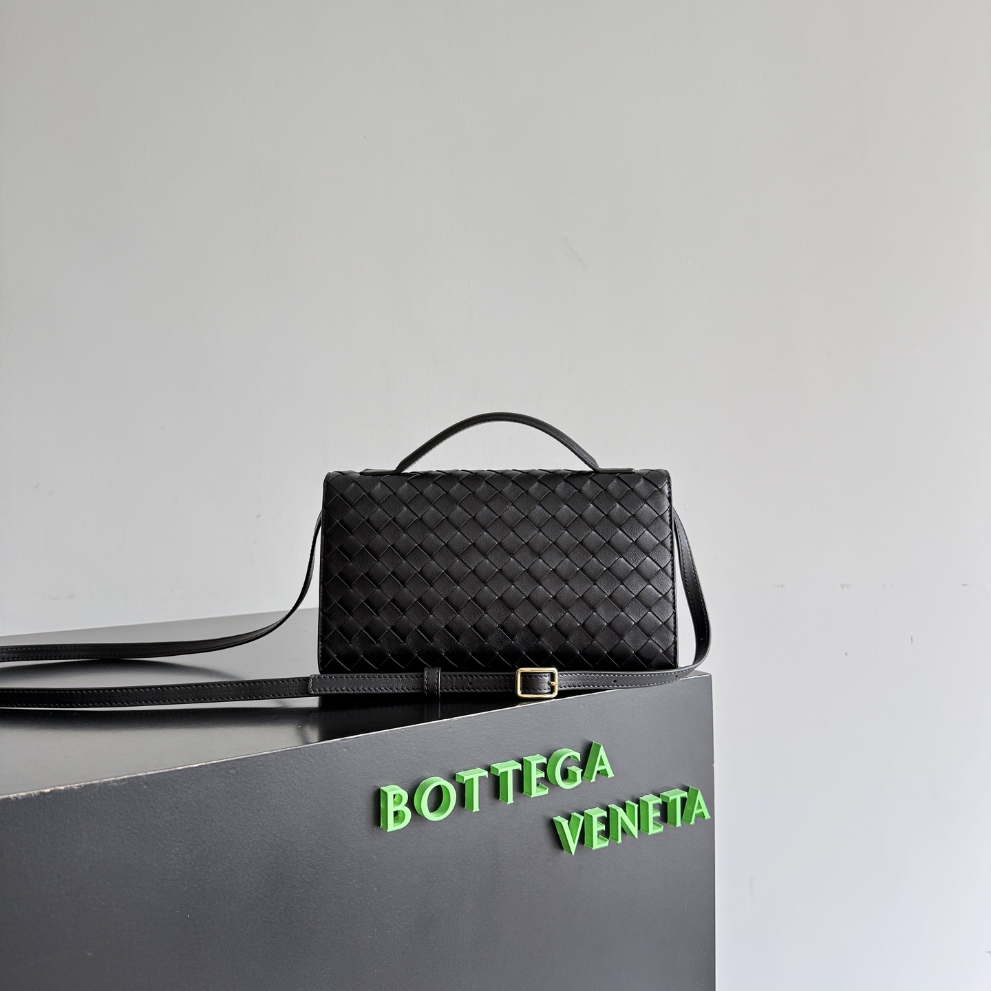 BV Bottega Veneta 26 Winter new product Andiamo Clutch 25✨ Classic Intrecciato hand-woven, made of lambskin, delicate and gentle to the touch, slender and neat bag shape, comes with exquisite short handle, with detachable long shoulder strap, elegant hand-carrying, casual cross-body, one bag unlocks two styles photo 9