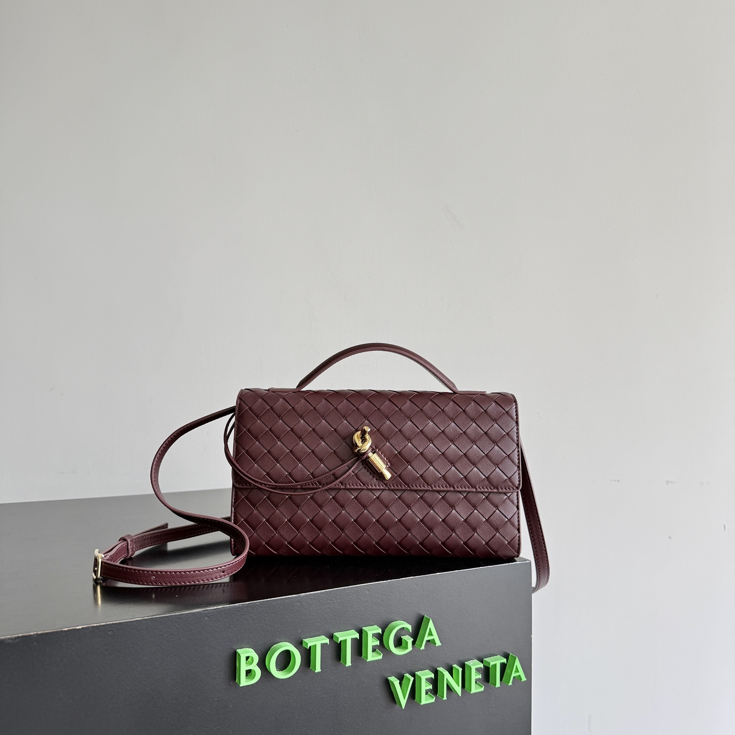 BV Bottega Veneta 26 Winter new product Andiamo Clutch 25✨ Classic Intrecciato hand-woven, made of lambskin, delicate and gentle to the touch, slender and neat bag shape, comes with exquisite short handle, with detachable long shoulder strap, elegant hand-carrying, casual cross-body, one bag unlocks two styles