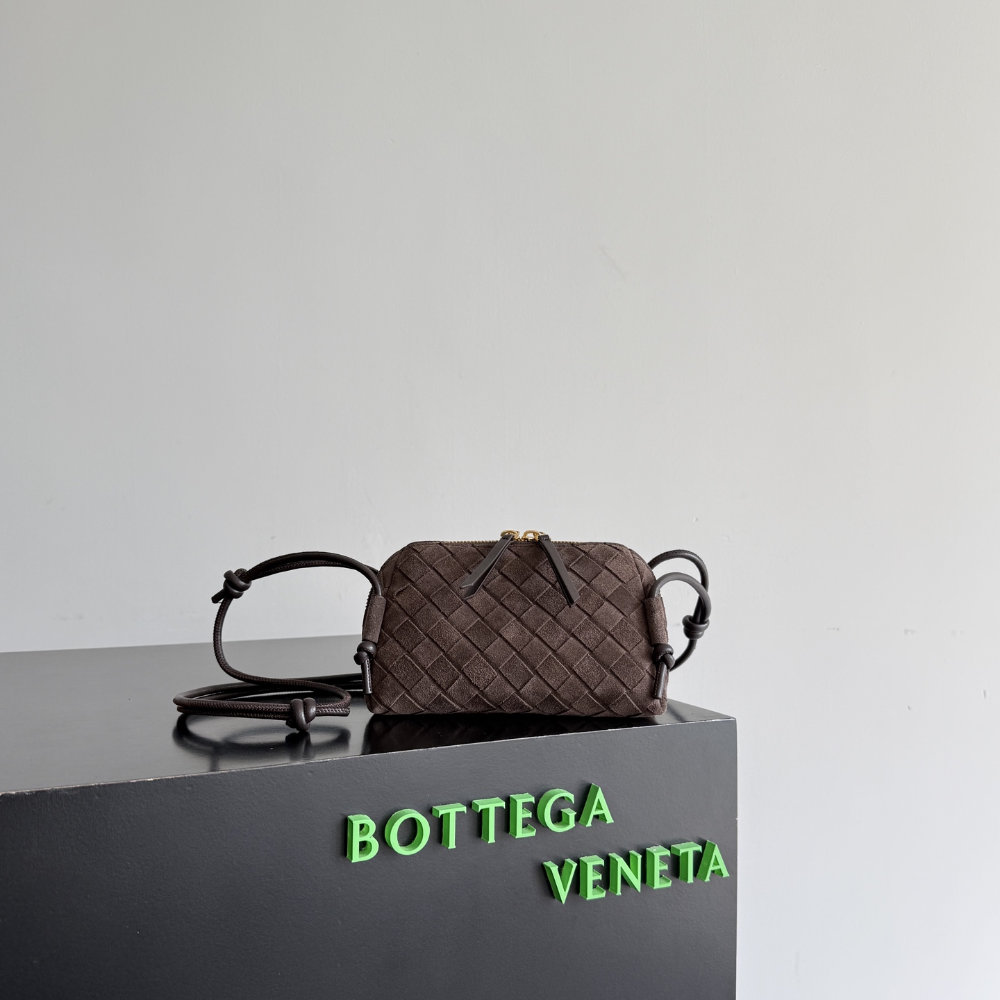 BV's new mini bag ceiling Bottegaveneta's new Concert Pouch bag is small and has a large capacity