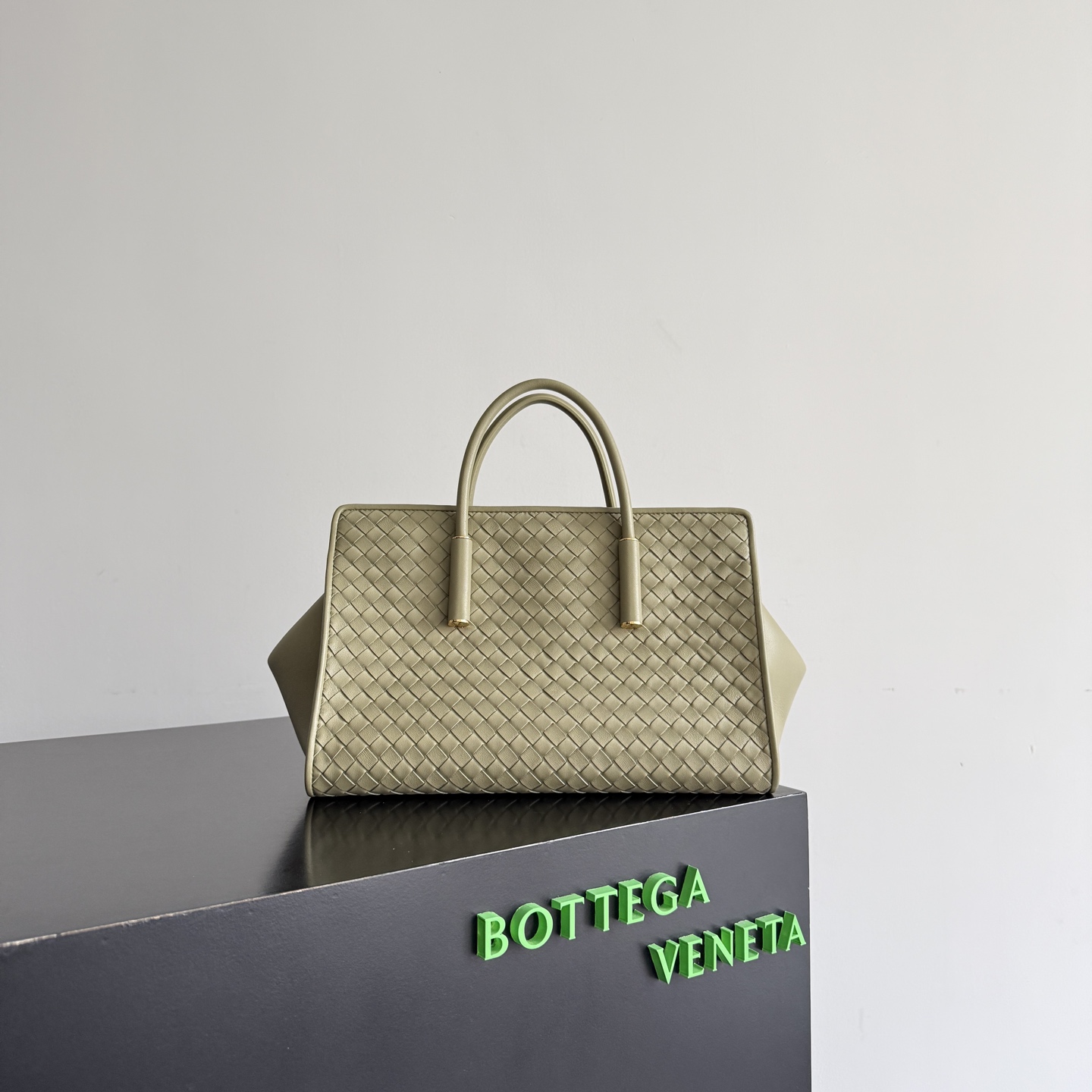 BV Bottega Veneta’s cute little Barbara has arrived! The generous and forthright Barbara 👜 launches the cute sister 👉Small Barbara, the body is reduced, but the space is not small at all! Architectural silhouette + tubular handle, clean lines and gentle curvature, built-in leather mirror + large-capacity compartment, taking into account both appearance and practicality💯