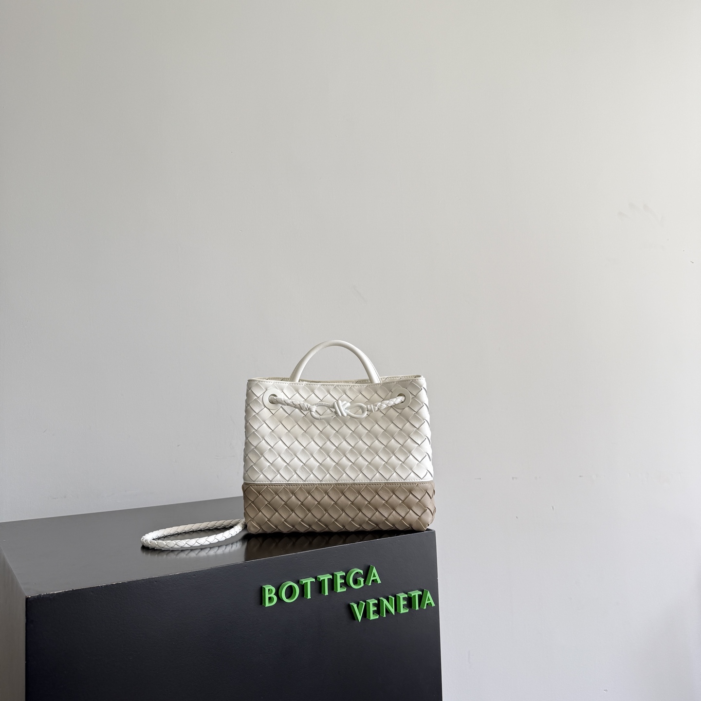 The color-blocked model derived from BV's popular Andiamo is made of soft two-color Intrecciato sheep leather and decorated with iconic knots of the same color
