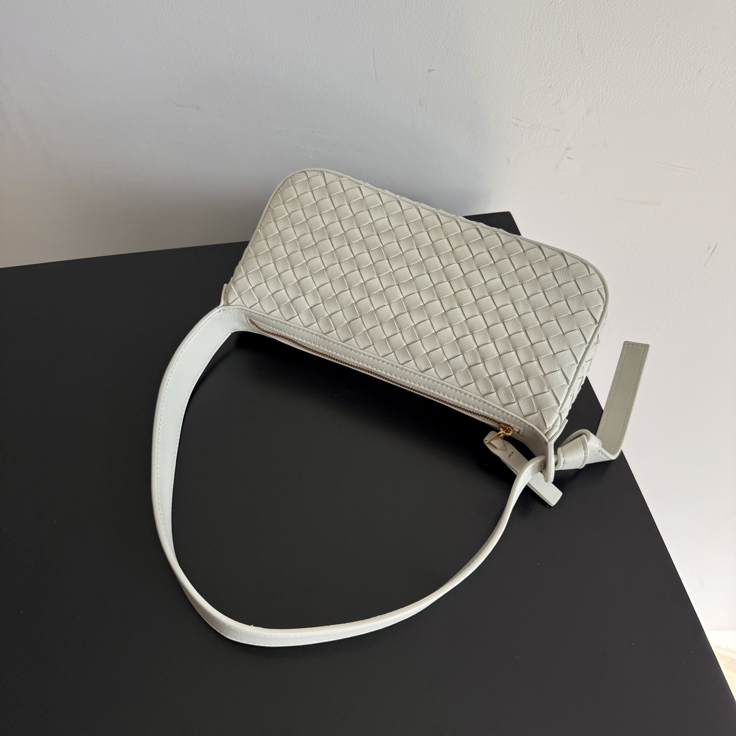 The BV Nodo shoulder bag is finally available in a fully woven version✨✨✨
I originally liked the compact proportions of Nodo photo 4