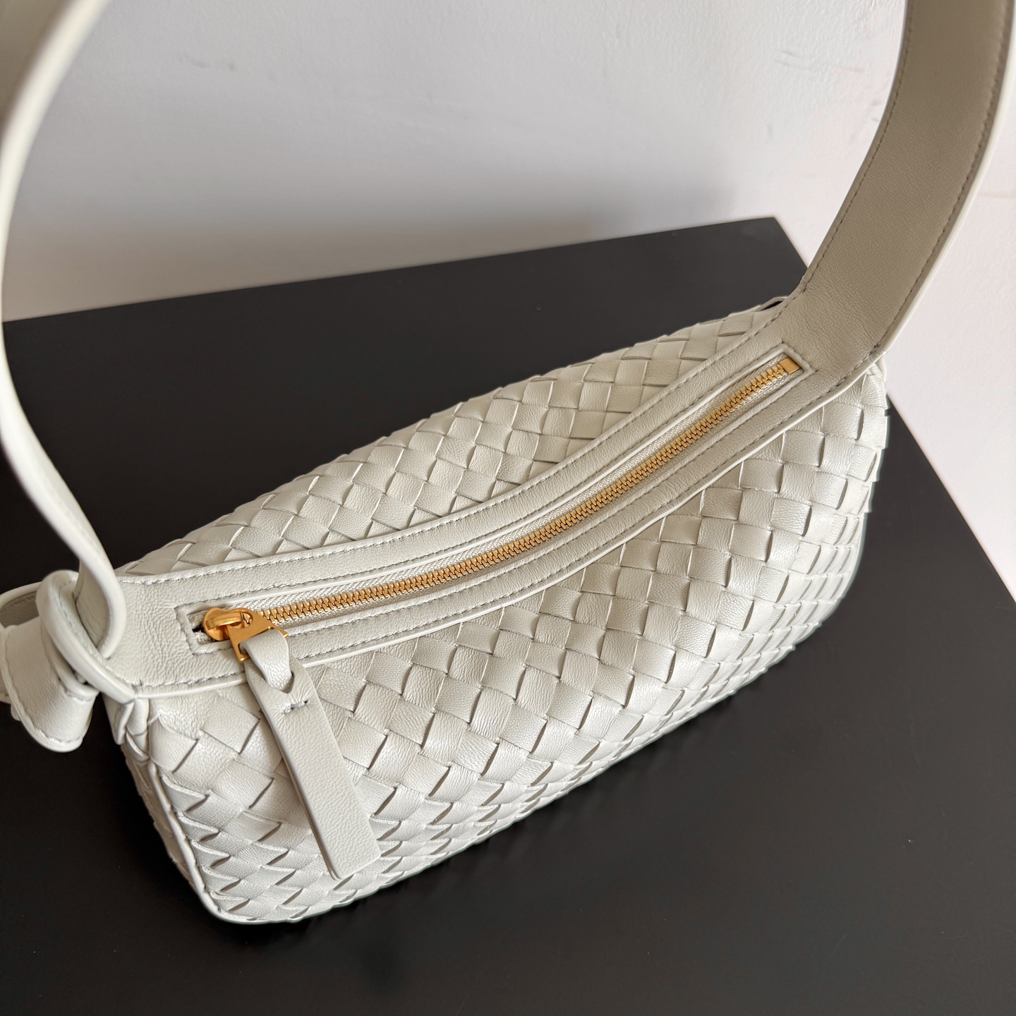 The BV Nodo shoulder bag is finally available in a fully woven version✨✨✨
I originally liked the compact proportions of Nodo photo 7