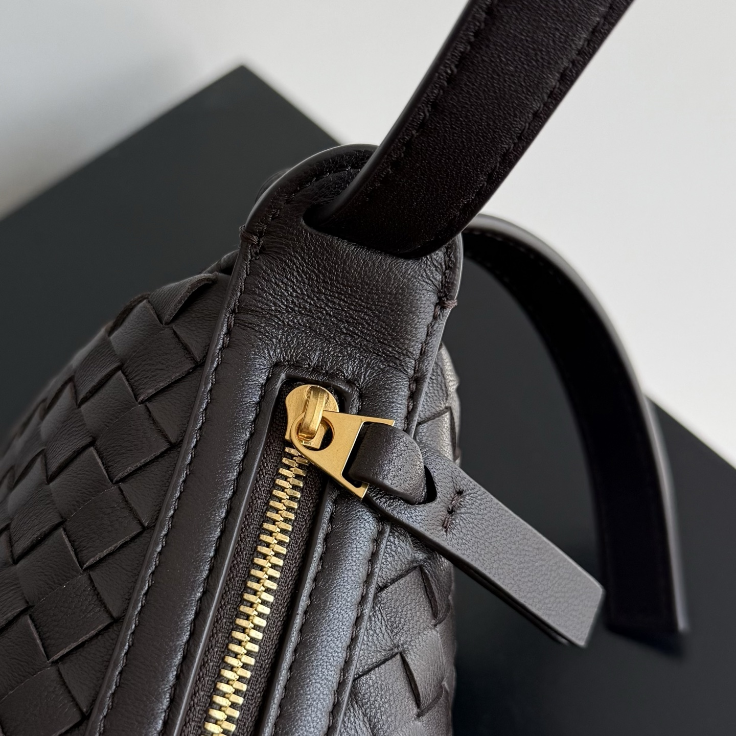 The BV Nodo shoulder bag is finally available in a fully woven version✨✨✨
I originally liked the compact proportions of Nodo photo 2