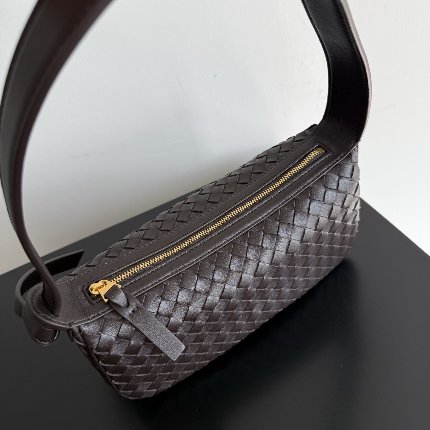 The BV Nodo shoulder bag is finally available in a fully woven version✨✨✨
I originally liked the compact proportions of Nodo photo 9