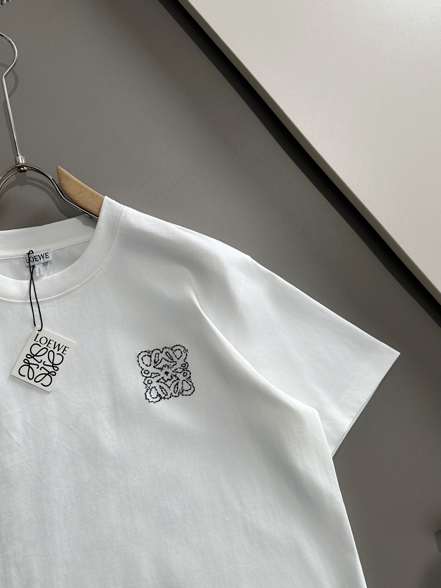  套装款！LOEWE 罗意威 2025新款 前后勾勒线刺绣字母logo 拼接袖口 男女同款 短袖t恤
·