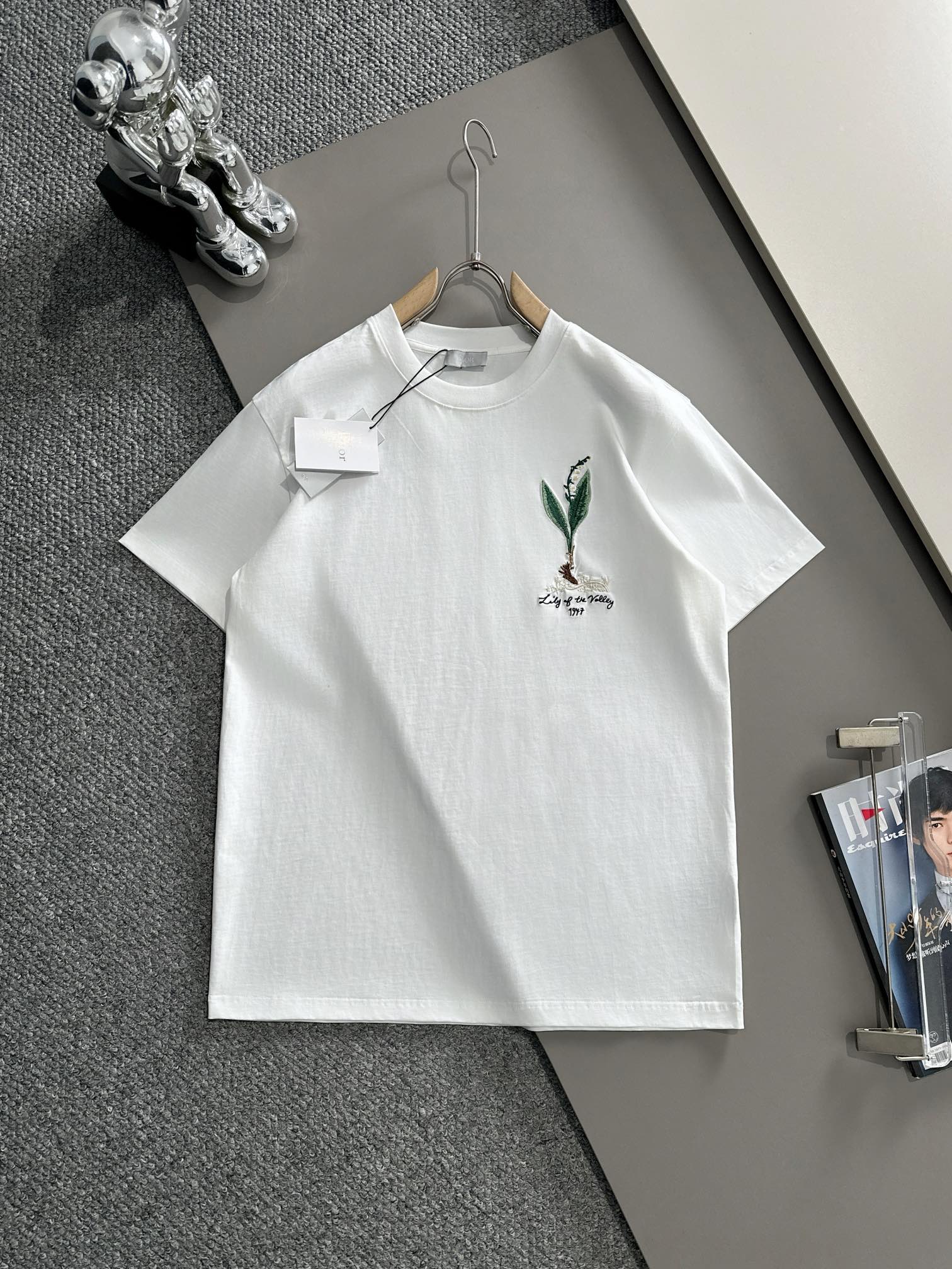 NO:125513,(The next day) Dior 2025 new style flower seedling embroidery letter logo, male and female style, short-sleeved T-shirt · Customized 260g double yarn pure cotton fabric · Imported Tianjima machine embroidery · Fixed dye 32 double strand threads · Collar tag main mark three complete color white Size XS S M L,,dior,dior,T-shirt,tees,t-shirt,alexander wang19860909（隔天到） Dior 迪奥 2025新款 花苗刺绣字母logo 男女同款 短袖t恤 ·定制260克双纱纯棉面料 ·进口田岛机刺绣工艺 ·定染32支双股螺纹 ·领标吊牌主唛三标齐全 颜色白色 尺码XS S M L,,dior,dior,T-shirt,tees，t-shirt,alexander wang,Men's clothing