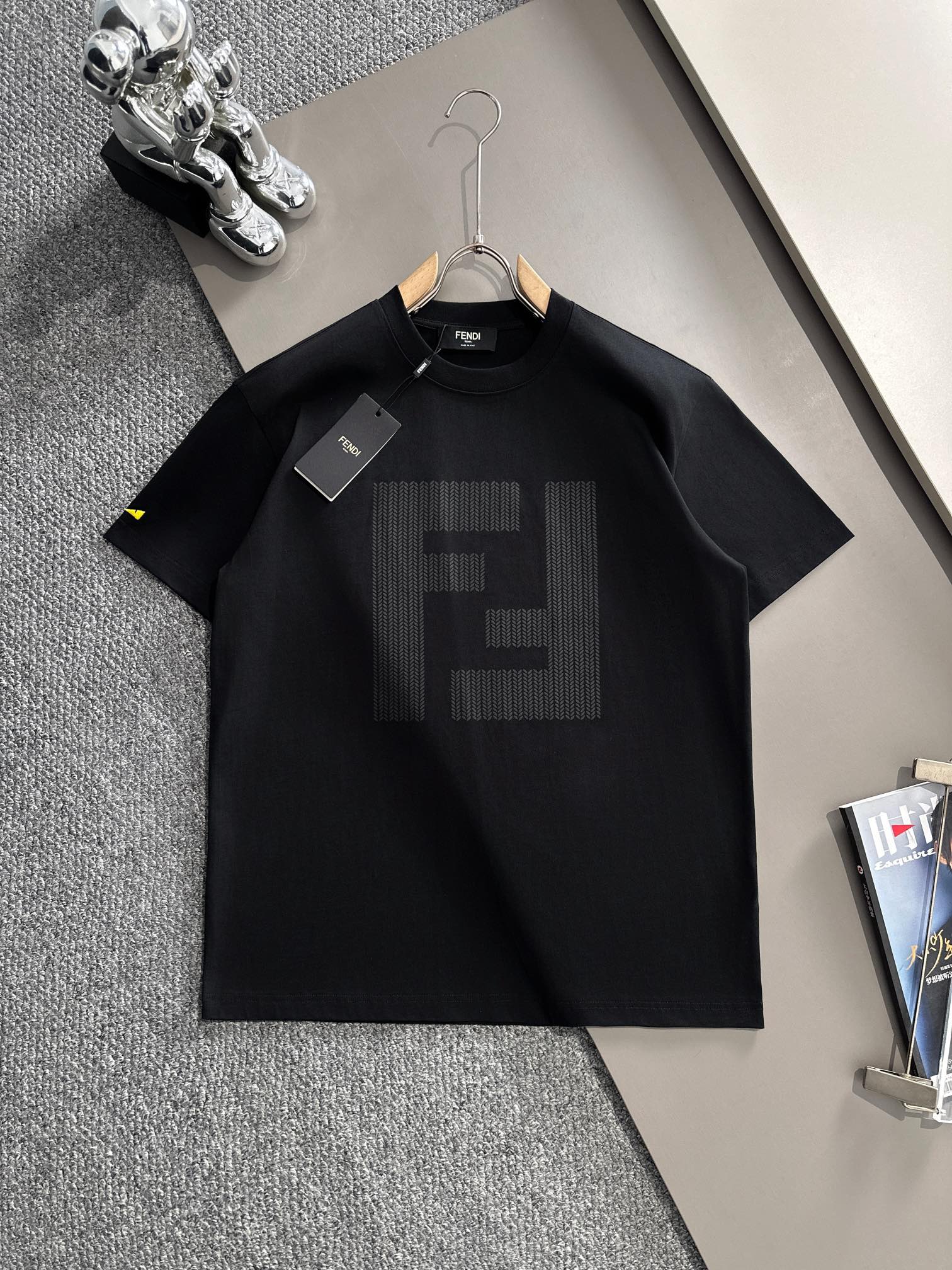 NO:125520,(The next day) Fendi 2025 new model small embroidered letters Flocked wheat ear logo for men and women short-sleeved T-shirt · Customized 260g double yarn pure cotton fabric · Imported Tiandao machine embroidery · Fixed dye 32 double strand threads · Collar tag main mark three complete color black Size XS S M L,,fendi,fendi,T-shirt,tees,t-shirt,alexander wang19860909（隔天到） Fendi 芬迪 2025新款 小刺绣老佛爷字母 植绒麦穗logo 男女同款 短袖t恤 ·定制260克双纱纯棉面料 ·进口田岛机刺绣工艺 ·定染32支双股螺纹 ·领标吊牌主唛三标齐全 颜色黑色 尺码XS S M L,,fendi,fendi,T-shirt,tees，t-shirt,alexander wang,Men's clothing