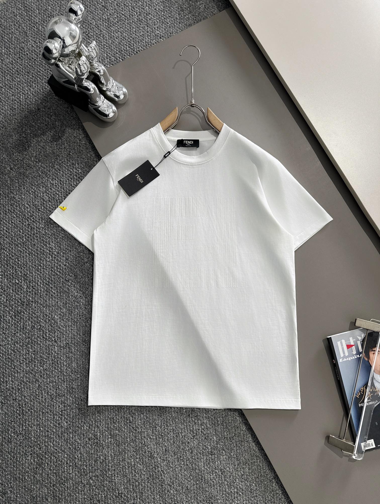 NO:125523,(The next day) Fendi 2025 new model small embroidered letters Flocked wheat ear logo for men and women short-sleeved T-shirt · Customized 260g double yarn pure cotton fabric · Imported Tiandao machine embroidery · Fixed dye 32 double strand threads · Collar tag main mark three complete color white Size XS S M L,,fendi,fendi,T-shirt,tees,t-shirt,alexander wang19860909（隔天到） Fendi 芬迪 2025新款 小刺绣老佛爷字母 植绒麦穗logo 男女同款 短袖t恤 ·定制260克双纱纯棉面料 ·进口田岛机刺绣工艺 ·定染32支双股螺纹 ·领标吊牌主唛三标齐全 颜色白色 尺码XS S M L,,fendi,fendi,T-shirt,tees，t-shirt,alexander wang,Men's clothing