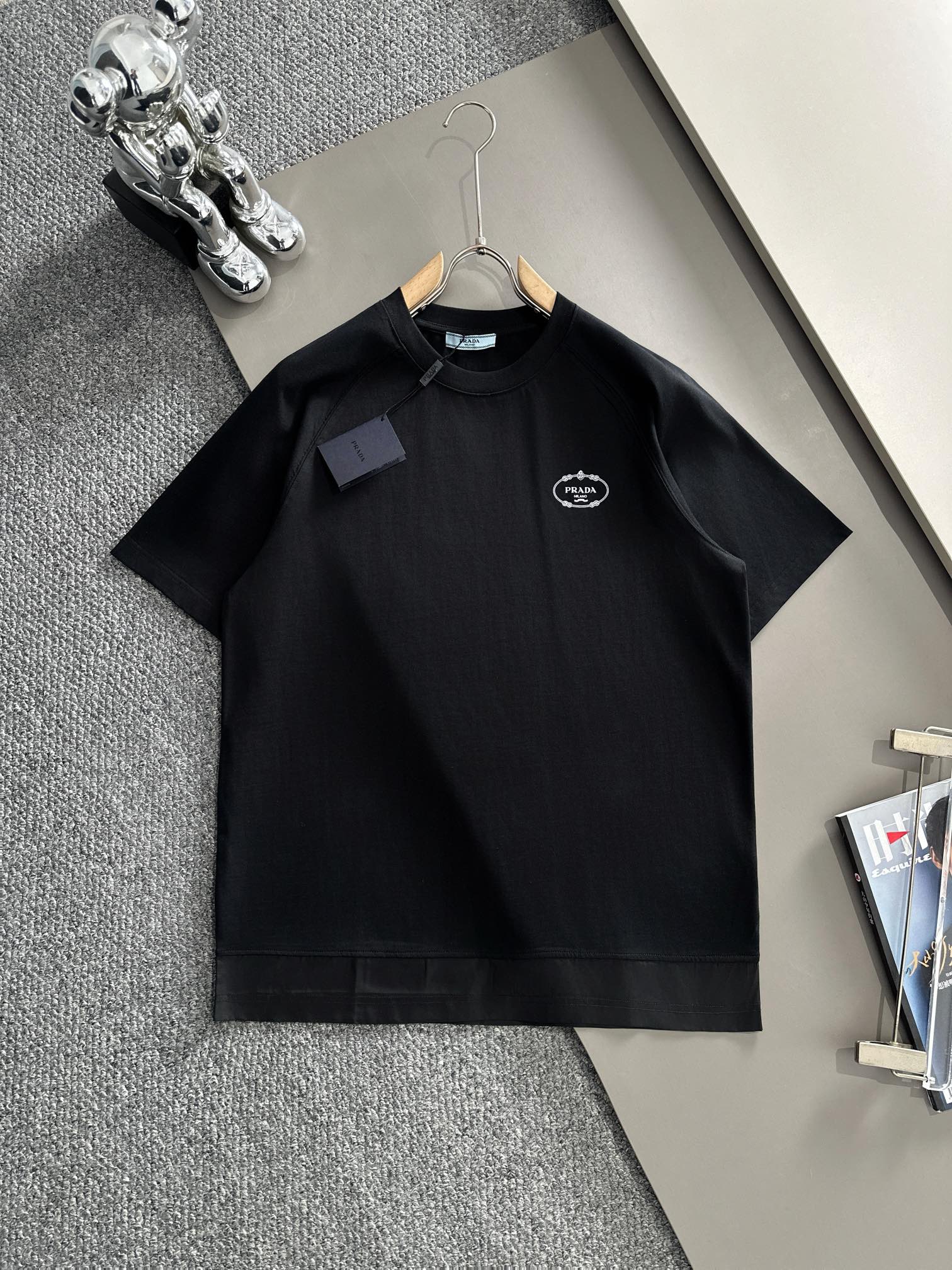 NO:125508,(The next day) PRADA Prada 2025 new model, hem splicing, back flocking letter logo, male and female style, short-sleeved T-shirt · Customized 260g double yarn pure cotton fabric · Imported Tianjima machine embroidery · Fixed dyeing 32 double strand threads · Collar tag main mark three complete color black Size XS S M L,,prada,prada,T-shirt,tees,t-shirt,alexander wang19860909（隔天到） PRADA 普拉达 2025新款 下摆拼接 后背植绒字母logo 男女同款 短袖t恤 ·定制260克双纱纯棉面料 ·进口田岛机刺绣工艺 ·定染32支双股螺纹 ·领标吊牌主唛三标齐全 颜色黑色 尺码XS S M L,,prada,prada,T-shirt,tees，t-shirt,alexander wang,Men's clothing
