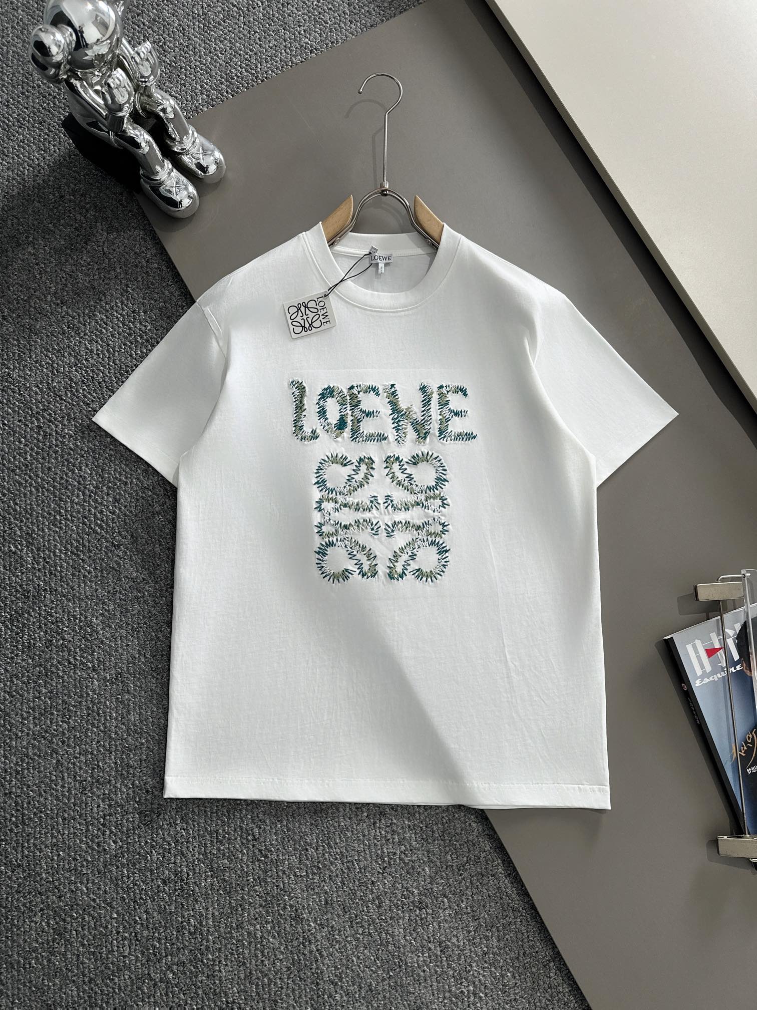 NO:125506,(The next day) LOEWE 2025 new style graffiti line embroidered letter logo spliced ​​cuffs for men and women short-sleeved T-shirt · Customized 260g double yarn pure cotton fabric · Set dye 32 double strand threads · Collar tag main mark three complete color white Size XS S M L,,loewe,loewe,T-shirt,tees,t-shirt,alexander wang19860909（隔天到） LOEWE 罗意威 2025新款 涂鸦线刺绣字母logo 拼接袖口 男女同款 短袖t恤 ·定制260克双纱纯棉面料 ·定染32支双股螺纹 ·领标吊牌主唛三标齐全 颜色白色 尺码XS S M L,,loewe,loewe,T-shirt,tees，t-shirt,alexander wang,Men's clothing