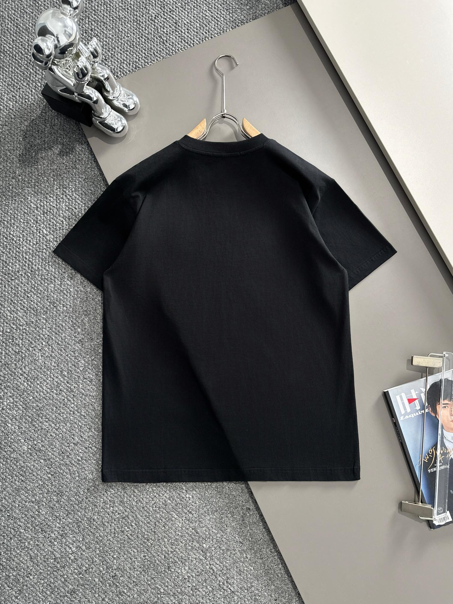 NO:125505,(The next day) LOEWE 2025 new style graffiti line embroidered letter logo spliced ​​cuffs for men and women short-sleeved T-shirt · Customized 260g double yarn pure cotton fabric · Set dye 32 double strand threads · Collar tag main mark three complete color black Size XS S M L,,loewe,loewe,T-shirt,tees,t-shirt,alexander wang19860909（隔天到） LOEWE 罗意威 2025新款 涂鸦线刺绣字母logo 拼接袖口 男女同款 短袖t恤 ·定制260克双纱纯棉面料 ·定染32支双股螺纹 ·领标吊牌主唛三标齐全 颜色黑色 尺码XS S M L,,loewe,loewe,T-shirt,tees，t-shirt,alexander wang,Men's clothing