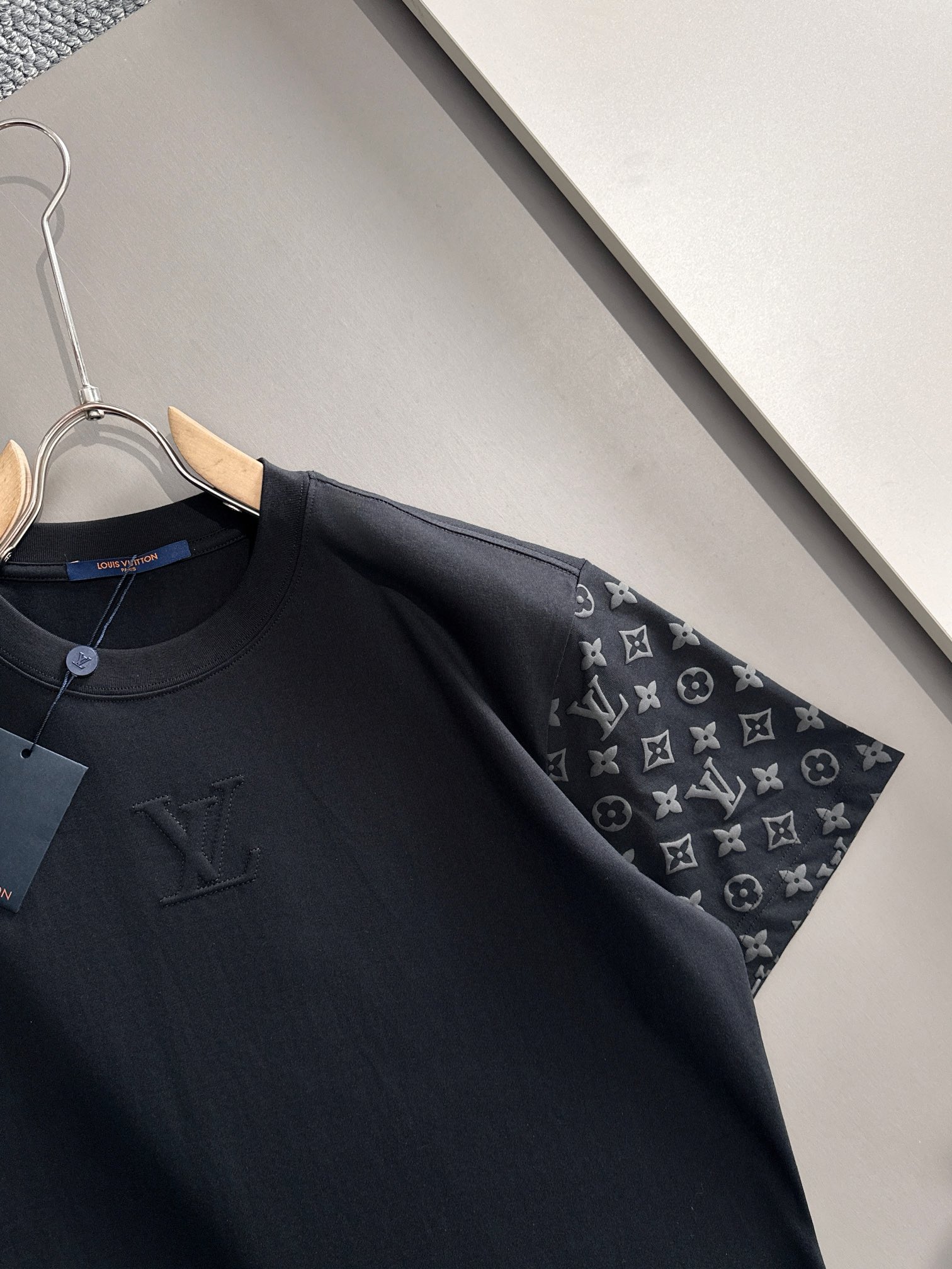  套装款！LV 驴家 2025新款 两袖植绒发泡字母logo 男女同款 短袖t恤
·定制260克100％