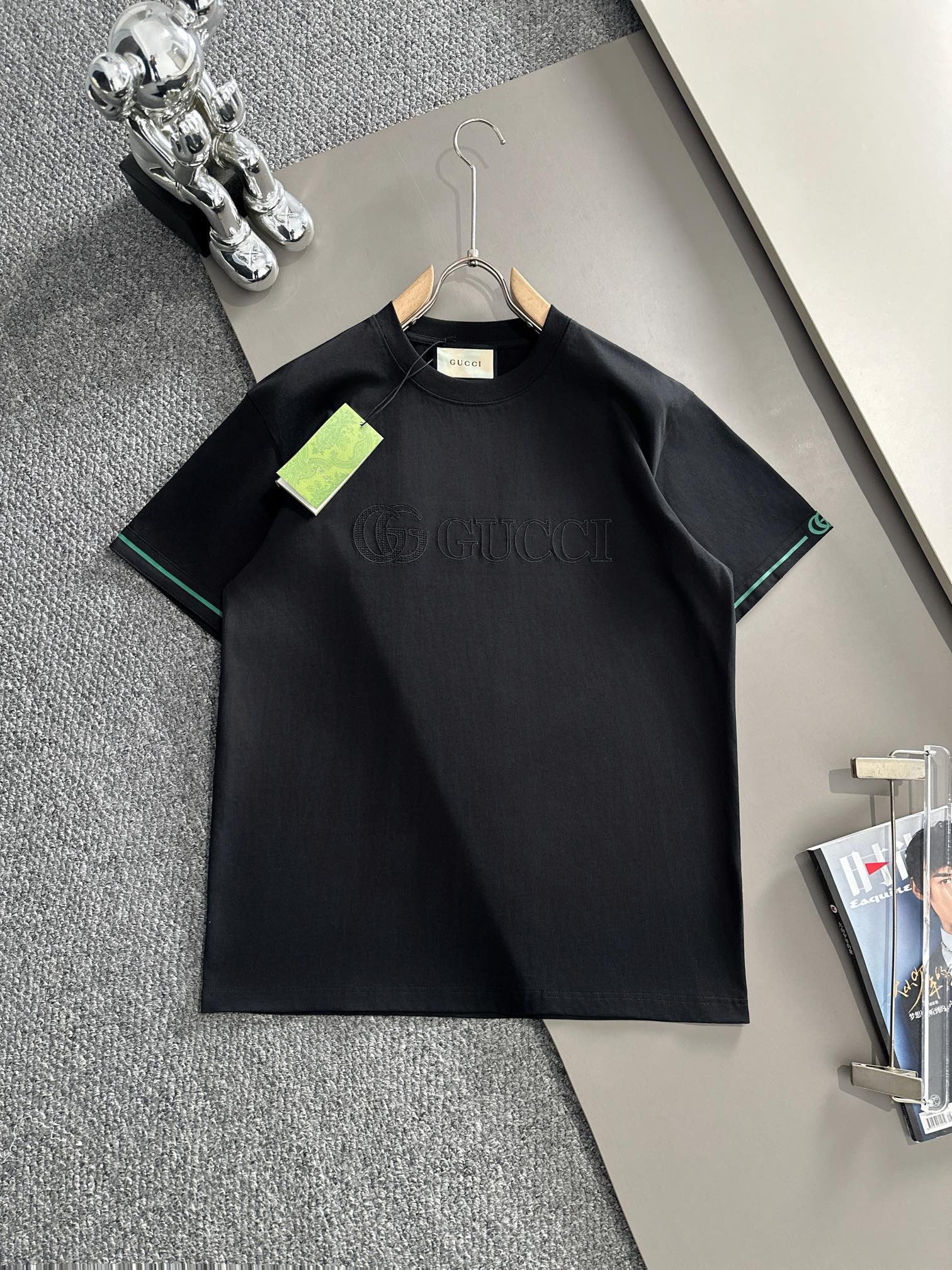 NO:125498,(The next day) GUCCI Gucci 2025 new model double G embroidered letter logo spliced ​​cuffs men and women short-sleeved T-shirt · Customized 260g double yarn pure cotton fabric · fixed dye 32 double strand threads · Collar tag main mark three complete color black Size XS S M L,,gucci,gucci,T-shirt,tees,t-shirt,alexander wang19860909（隔天到） GUCCI 古驰 2025新款 双G刺绣字母logo 拼接袖口 男女同款 短袖t恤 ·定制260克双纱纯棉面料 ·定染32支双股螺纹 ·领标吊牌主唛三标齐全 颜色黑色 尺码XS S M L,,gucci,gucci,T-shirt,tees，t-shirt,alexander wang,Men's clothing