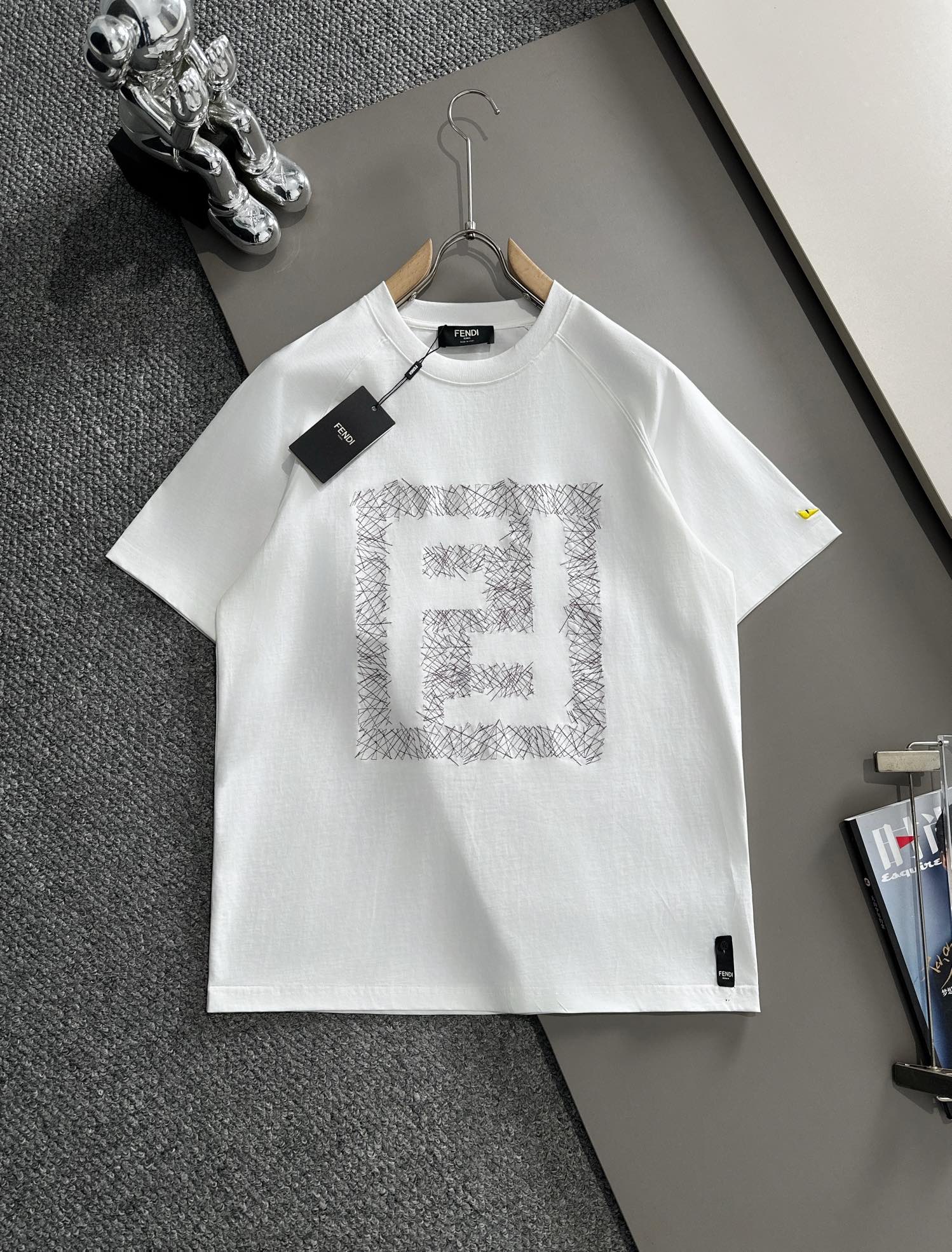 NO:125519,(The next day) FENDI 2025 new style, messy embroidered double F letter logo, male and female style, short-sleeved T-shirt · Customized 260g double yarn pure cotton fabric · Imported Tajima machine embroidery · Fixed dye 32 double strand threads · Collar tag main mark three complete color white Size XS S M L,,fendi,fendi,T-shirt,tees,t-shirt,alexander wang19860909（隔天到） FENDI 芬迪 2025新款 错乱刺绣双F字母logo 男女同款 短袖t恤 ·定制260克双纱纯棉面料 ·进口田岛机刺绣工艺 ·定染32支双股螺纹 ·领标吊牌主唛三标齐全 颜色白色 尺码XS S M L,,fendi,fendi,T-shirt,tees，t-shirt,alexander wang,Men's clothing