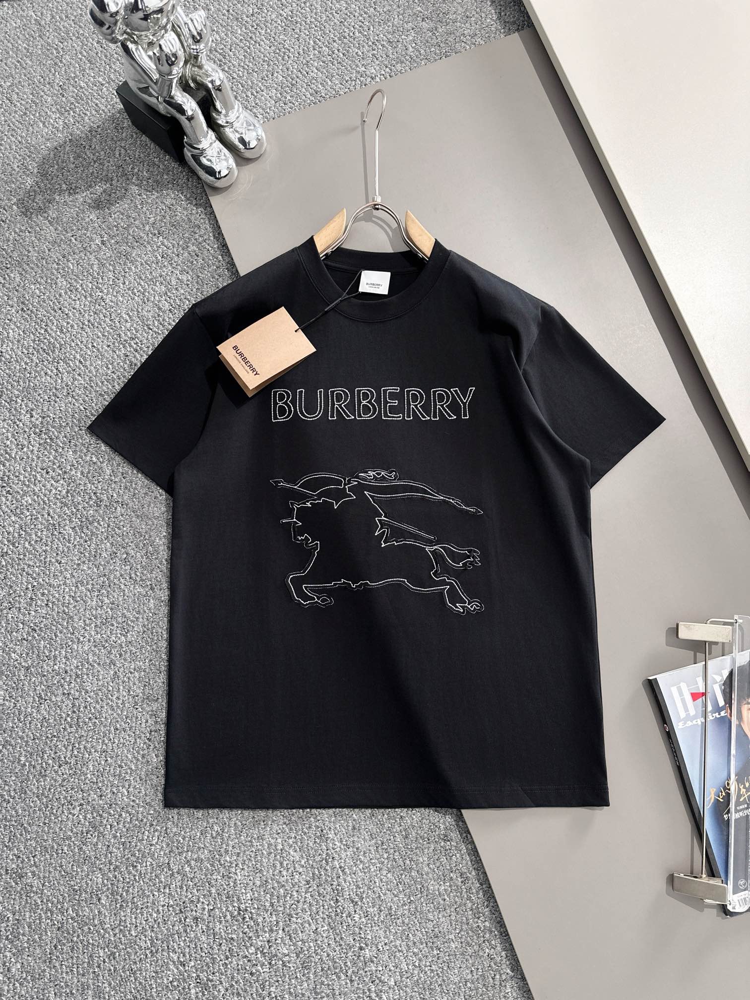 p（隔天到）\nBurberry 巴宝莉 新款 贴布镂空刺绣战马字母logo 男女同款 短袖t恤\n·定制ZL克YD％双纱纯棉面料\n·定染支双股螺纹\n·领标吊牌主唛三标齐全\n颜色：黑色\n尺码：XS S M L