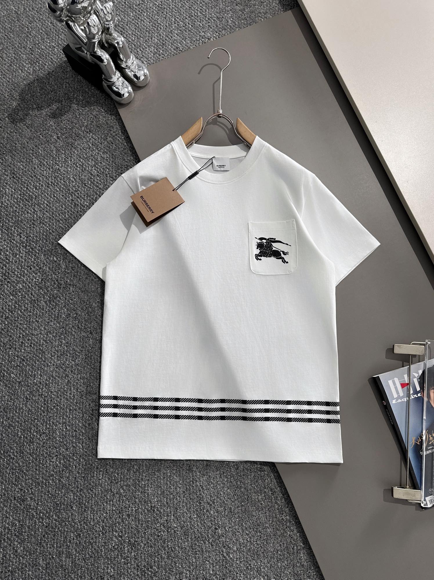 NO:125483,(The next day) Dior 2025 new model, chest pocket flocking war horse logo, flocking striped decoration, male and female style, short-sleeved T-shirt · Customized 260g double yarn pure cotton fabric · fixed dye 32 double strand threads · Collar tag main mark three complete color white Size XS S M L,,dior,dior,T-shirt,tees,t-shirt,alexander wang19860909（隔天到） Dior 迪奥 2025新款 胸前口袋植绒战马logo 植绒条纹装饰 男女同款 短袖t恤 ·定制260克双纱纯棉面料 ·定染32支双股螺纹 ·领标吊牌主唛三标齐全 颜色白色 尺码XS S M L,,dior,dior,T-shirt,tees，t-shirt,alexander wang,Men's clothing