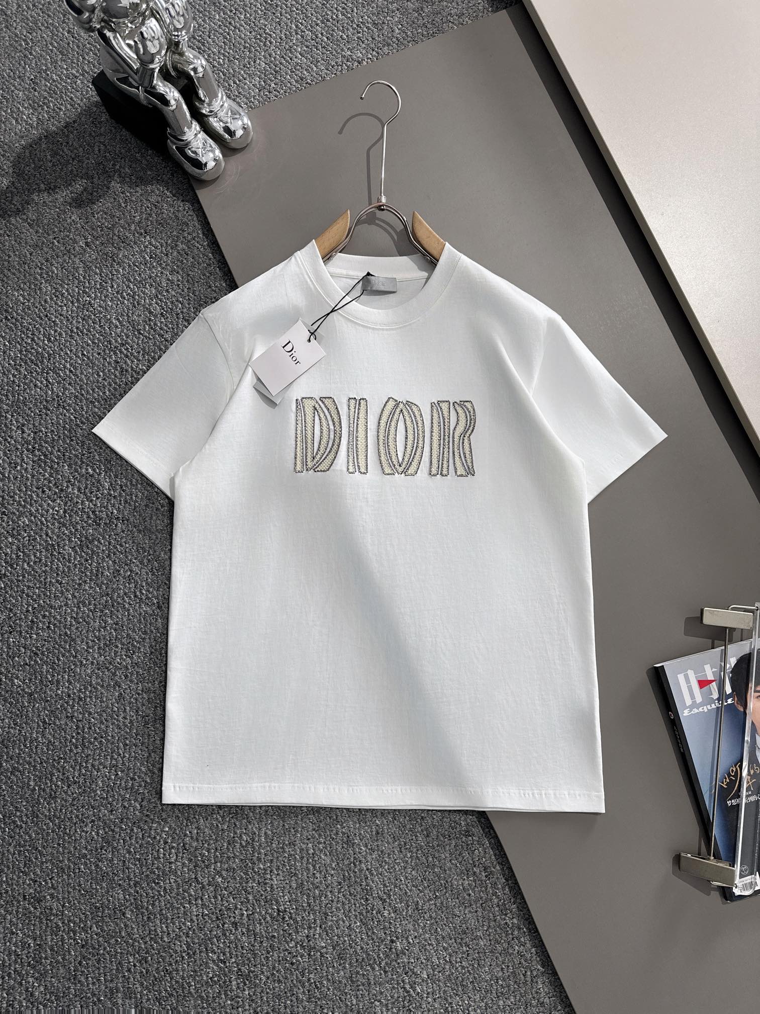 NO:125471,(The next day) Dior 2025 new model, woven embroidered letter logo, male and female style, short-sleeved T-shirt · Customized 260g double yarn pure cotton fabric · fixed dye 32 double threads · Collar tag main mark three complete color white Size XS S M L,,dior,dior,T-shirt,tees,t-shirt,alexander wang19860909（隔天到） Dior 迪奥 2025新款 编织刺绣字母logo 男女同款 短袖t恤 ·定制260克双纱纯棉面料 ·定染32支双股螺纹 ·领标吊牌主唛三标齐全 颜色白色 尺码XS S M L,,dior,dior,T-shirt,tees，t-shirt,alexander wang,Men's clothing