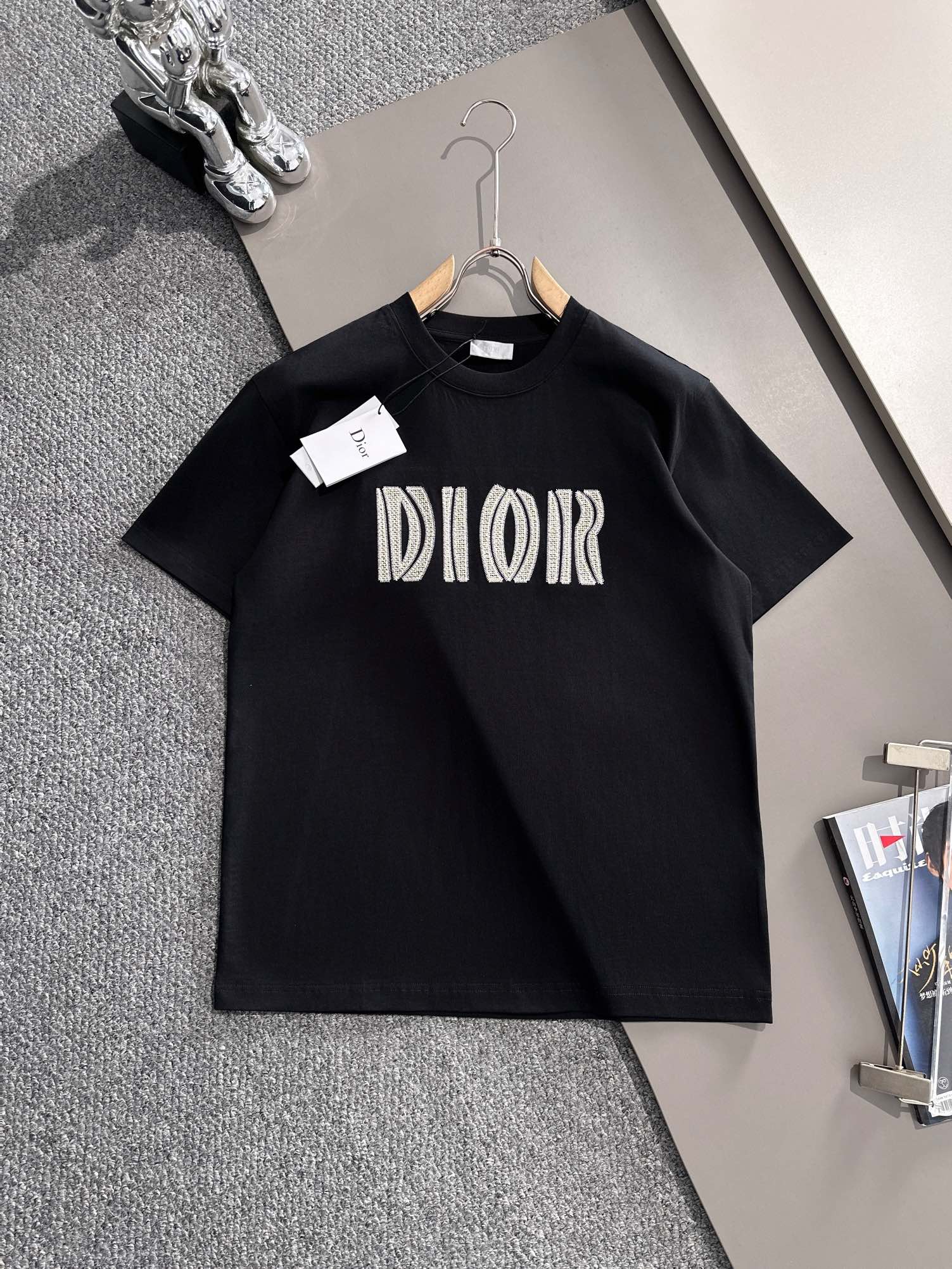 NO:125468,(The next day) Dior 2025 new model woven embroidered letter logo for men and women, short-sleeved T-shirt · Customized 260g double yarn pure cotton fabric · fixed dye 32 double strand threads · Collar tag main mark three complete color black Size XS S M L,,dior,dior,T-shirt,tees,t-shirt,alexander wang19860909（隔天到） Dior 迪奥 2025新款 编织刺绣字母logo 男女同款 短袖t恤 ·定制260克双纱纯棉面料 ·定染32支双股螺纹 ·领标吊牌主唛三标齐全 颜色黑色 尺码XS S M L,,dior,dior,T-shirt,tees，t-shirt,alexander wang,Men's clothing