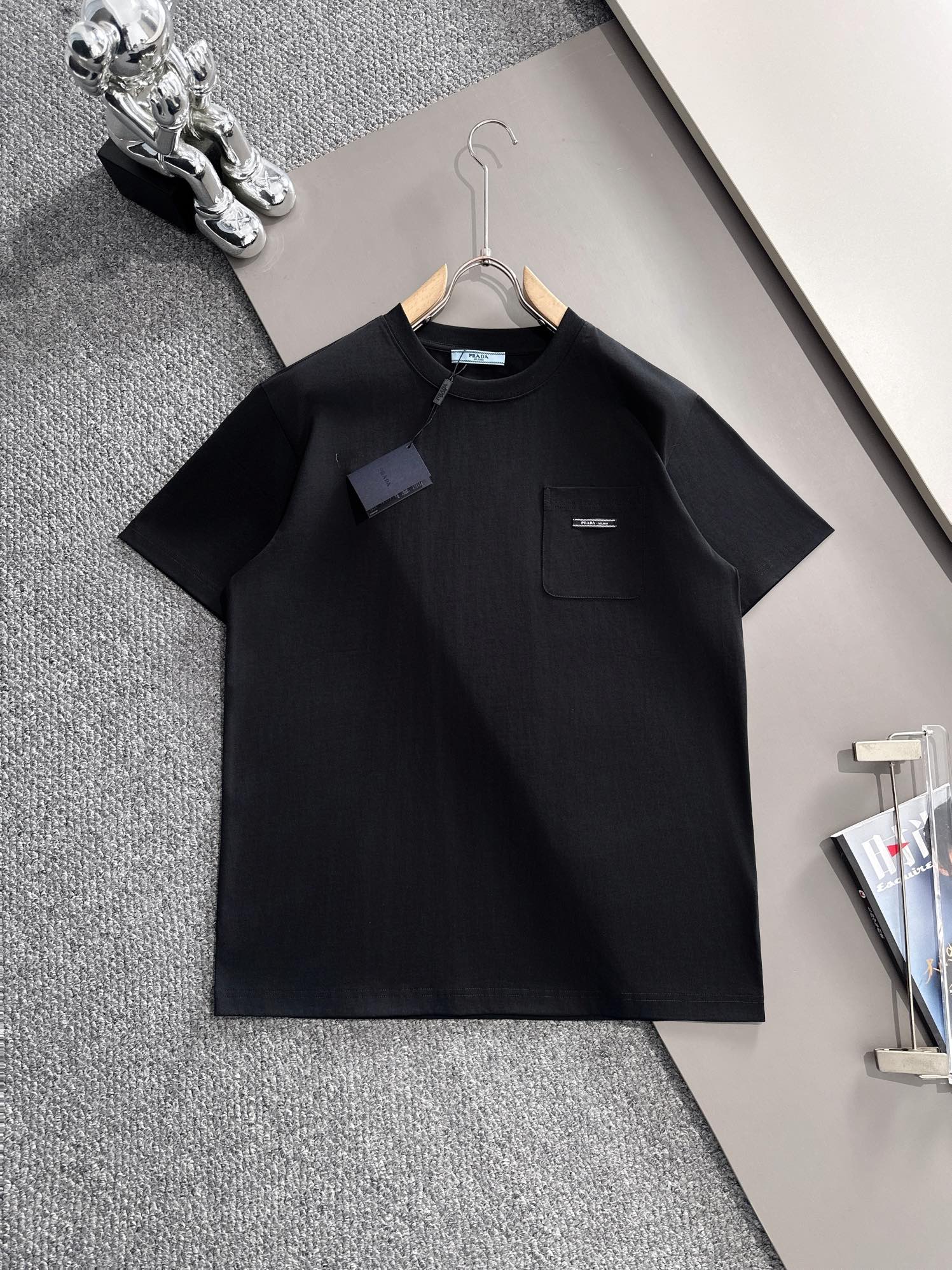 NO:125462,(The next day) PRADA Prada 2025 new style patchwork pocket back shield letter logo for men and women short-sleeved T-shirt · Customized 260g double yarn pure cotton fabric · fixed dye 32 double strand thread · Collar tag main mark three complete color black Size XS S M L,,prada,prada,T-shirt,tees,t-shirt,alexander wang19860909（隔天到） PRADA 普拉达 2025新款 拼布口袋 后背盾牌字母logo 男女同款 短袖t恤 ·定制260克双纱纯棉面料 ·定染32支双股螺纹 ·领标吊牌主唛三标齐全 颜色黑色 尺码XS S M L,,prada,prada,T-shirt,tees，t-shirt,alexander wang,Men's clothing