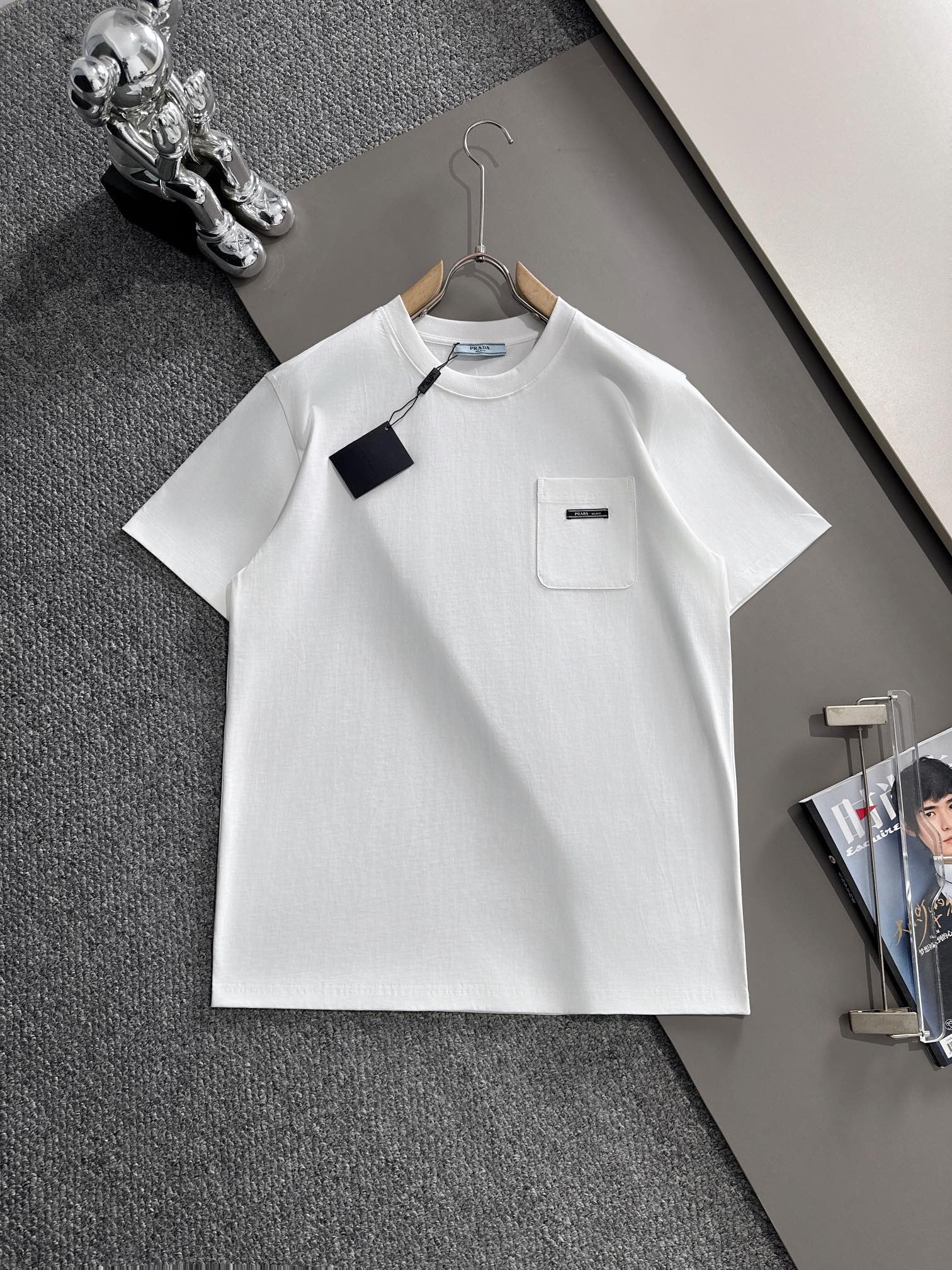 NO:125465,(The next day) PRADA Prada 2025 new style patchwork pocket back shield letter logo for men and women short-sleeved T-shirt · Customized 260g double yarn pure cotton fabric · Fixed dye 32 double strand threads · Collar tag main mark three complete color white Size XS S M L,,prada,prada,T-shirt,tees,t-shirt,alexander wang19860909（隔天到） PRADA 普拉达 2025新款 拼布口袋 后背盾牌字母logo 男女同款 短袖t恤 ·定制260克双纱纯棉面料 ·定染32支双股螺纹 ·领标吊牌主唛三标齐全 颜色白色 尺码XS S M L,,prada,prada,T-shirt,tees，t-shirt,alexander wang,Men's clothing