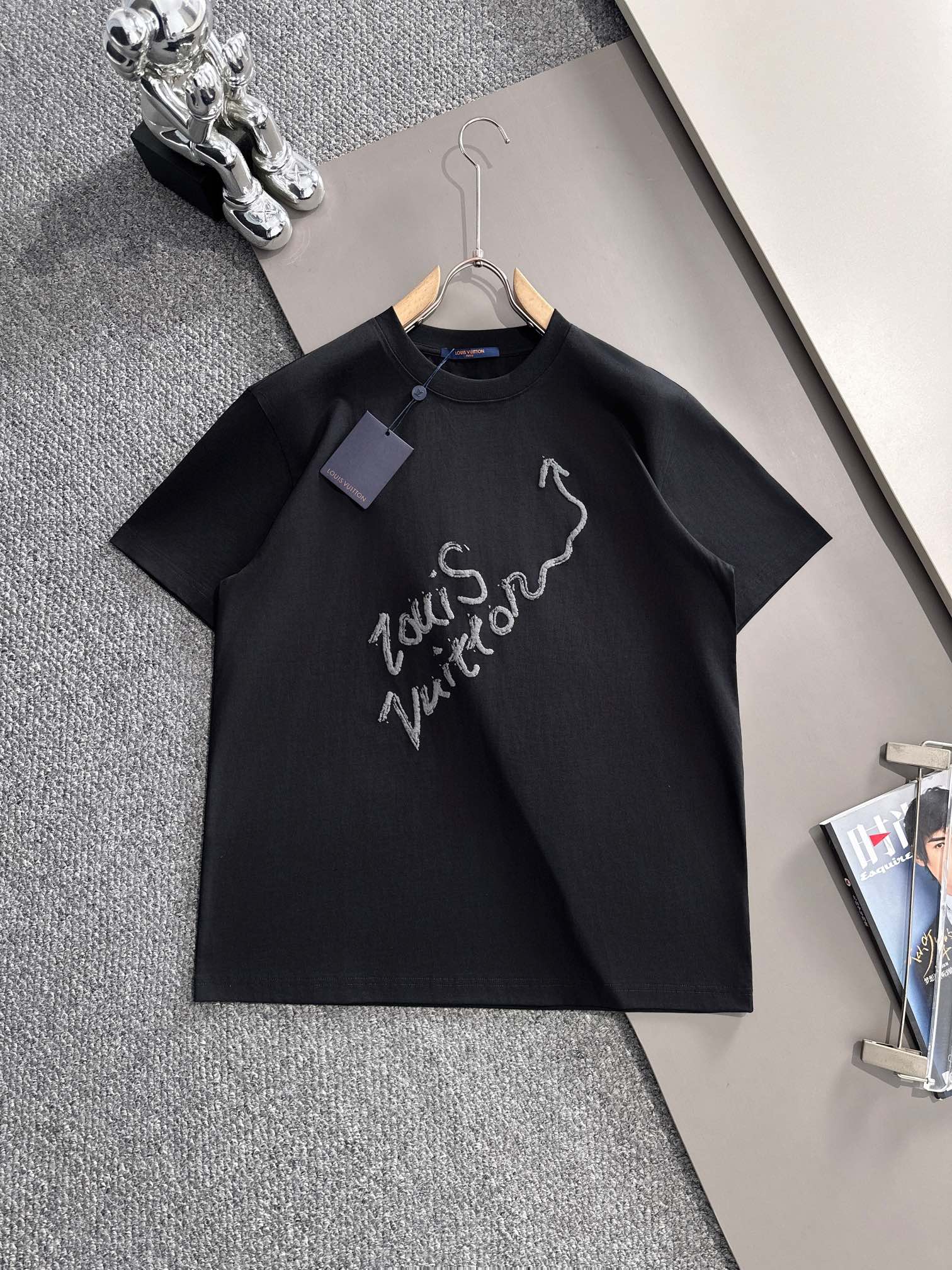 NO:125478,(The next day) LV Donkey House 2025 new model flocking foam cracked letter logo for men and women, short-sleeved T-shirt · Customized 260g double yarn pure cotton fabric · fixed dye 32 double strand threads · Collar label main mark three complete color black Size XS S M L,,louis vuitton,louis vuitton,louis vuitton,t-shirt,tees,t-shirt,alexander wang19860909（隔天到） LV 驴家 2025新款 植绒发泡裂纹字母logo 男女同款 短袖t恤 ·定制260克双纱纯棉面料 ·定染32支双股螺纹 ·领标吊牌主唛三标齐全 颜色黑色 尺码XS S M L,,louis vuitton,louis vuitton,louis vuitton,T-shirt,tees，t-shirt,alexander wang,Men's clothing