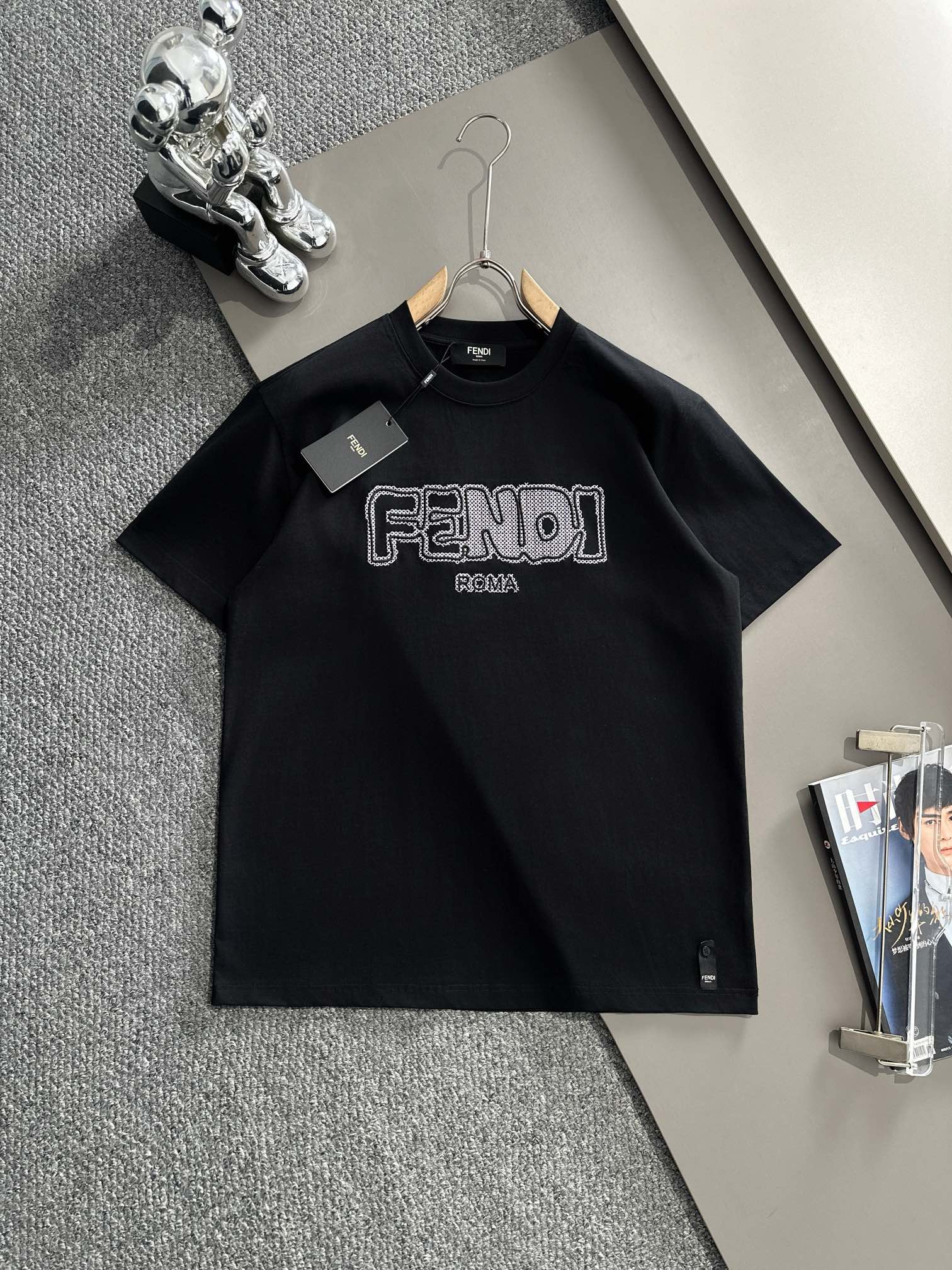 p Fendi 芬迪 新款 网格刺绣字母logo 男女同款 短袖t恤\n·定制ZL克YD％双纱纯棉面料\n·进口田岛机刺绣工艺\n·定染支双股螺纹\n·领标吊牌主唛三标齐全\n颜色：黑色\n尺码：XS S M L