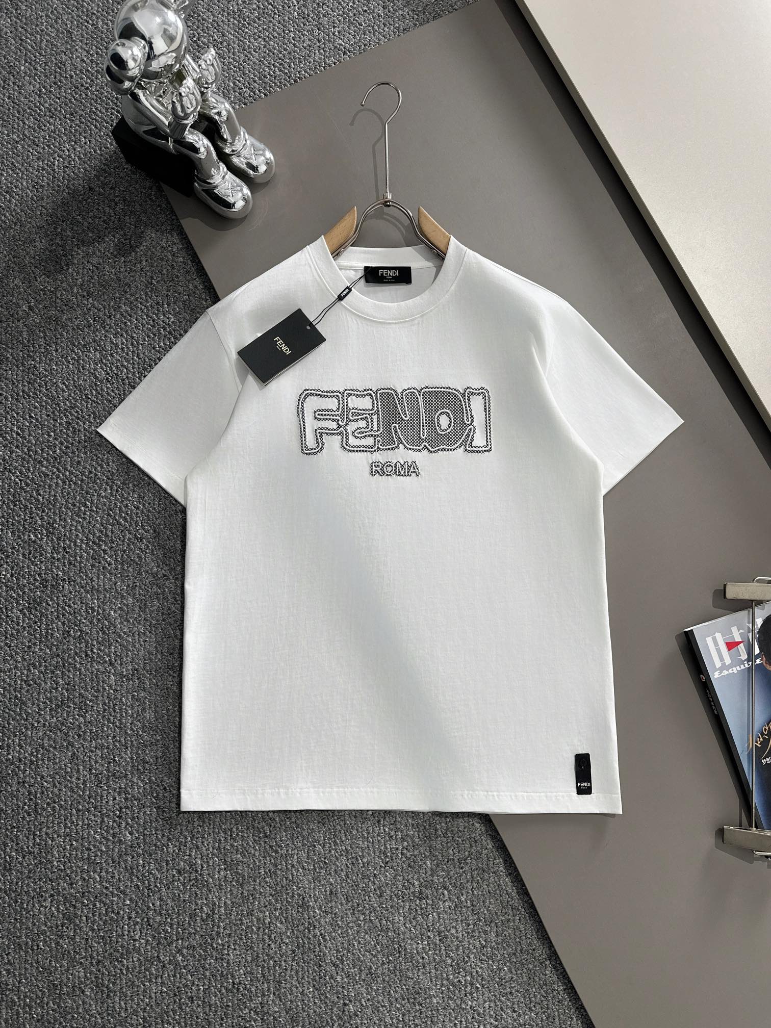 p Fendi 芬迪 新款 网格刺绣字母logo 男女同款 短袖t恤\n·定制ZL克YD％双纱纯棉面料\n·进口田岛机刺绣工艺\n·定染支双股螺纹\n·领标吊牌主唛三标齐全\n颜色：白色\n尺码：XS S M L