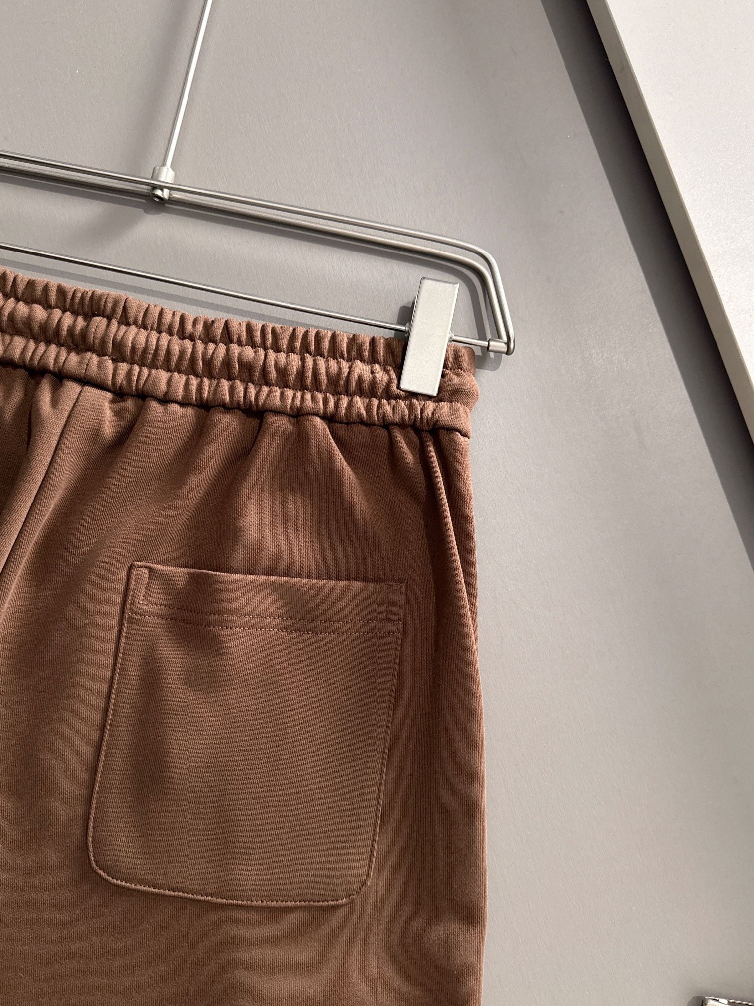 LOEWE 罗意威 2026新款 轻奢主义 高密度重叠刺绣logo 后开袋 男女日常通勤 穿搭必备 休闲