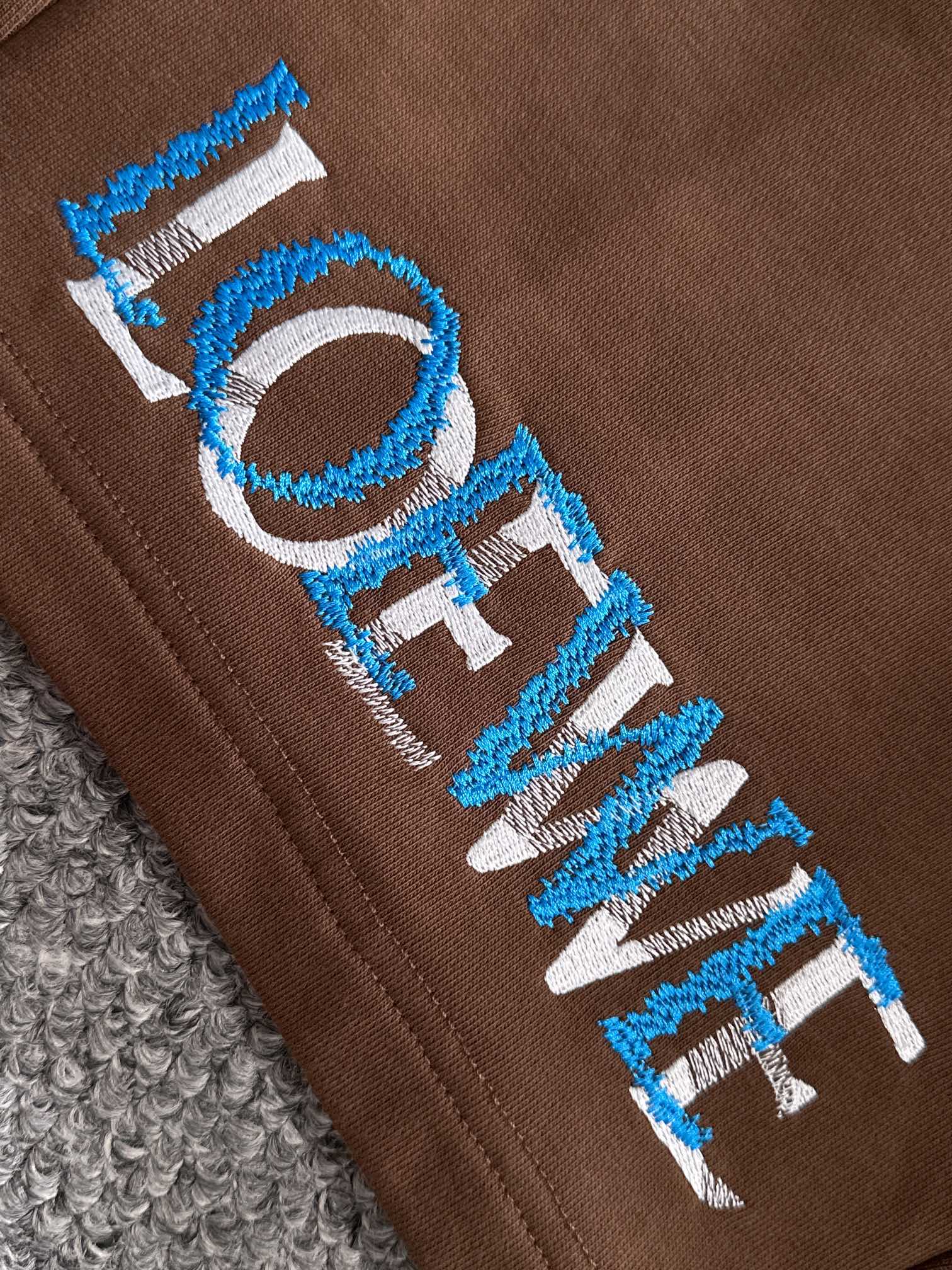 LOEWE 罗意威 2026新款 轻奢主义 高密度重叠刺绣logo 后开袋 男女日常通勤 穿搭必备 休闲