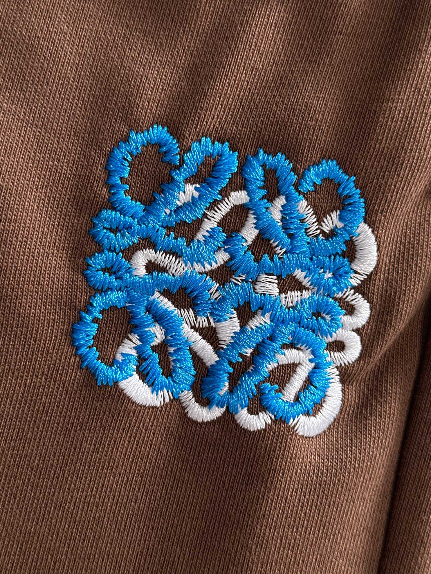 LOEWE 罗意威 2026新款 轻奢主义 高密度重叠刺绣logo 后开袋 男女日常通勤 穿搭必备 休闲