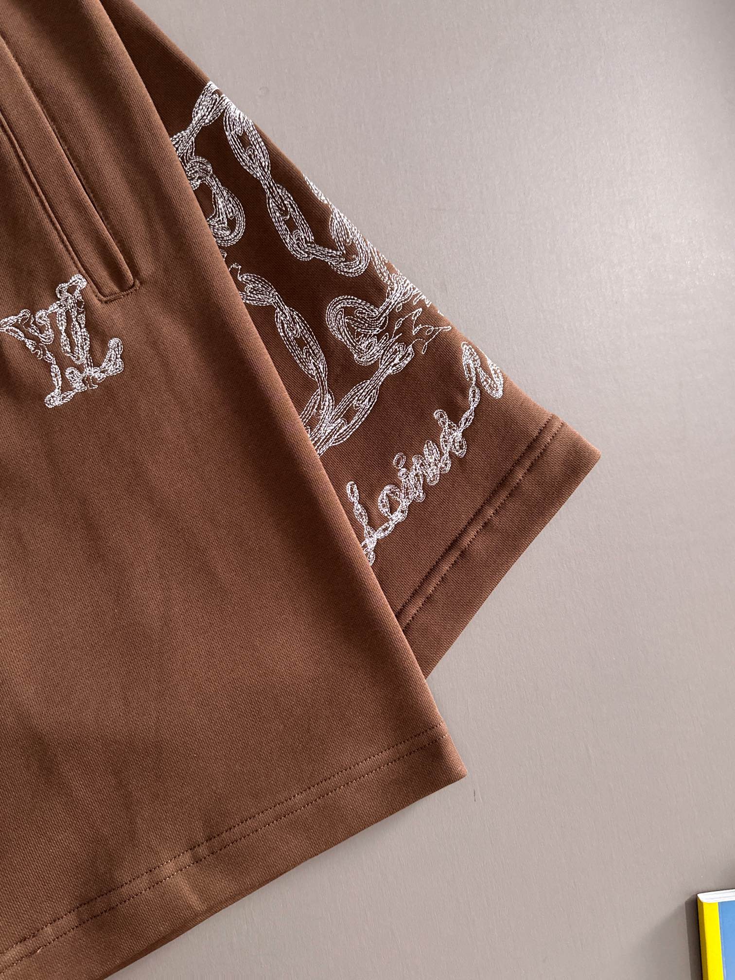 LV 驴家 2026新款 轻奢主义 密集虚线刺绣logo 男女日常通勤 穿搭必备 休闲短裤·定制毛圈面料