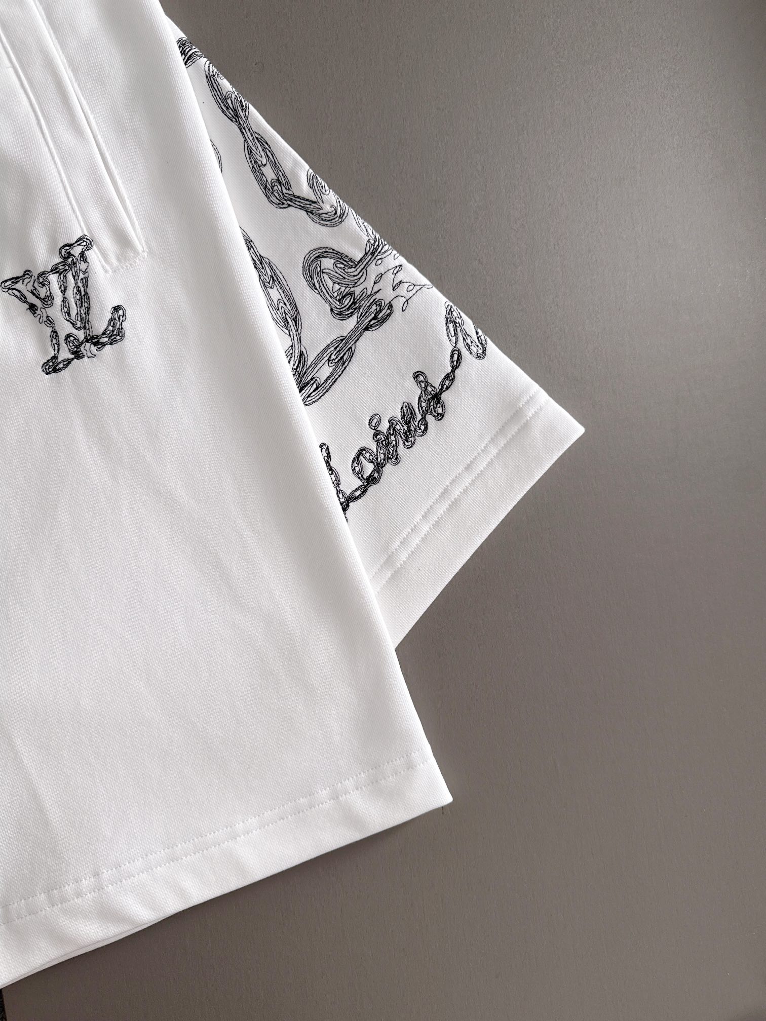 LV 驴家 2026新款 轻奢主义 密集虚线刺绣logo 男女日常通勤 穿搭必备 休闲短裤·定制毛圈面料