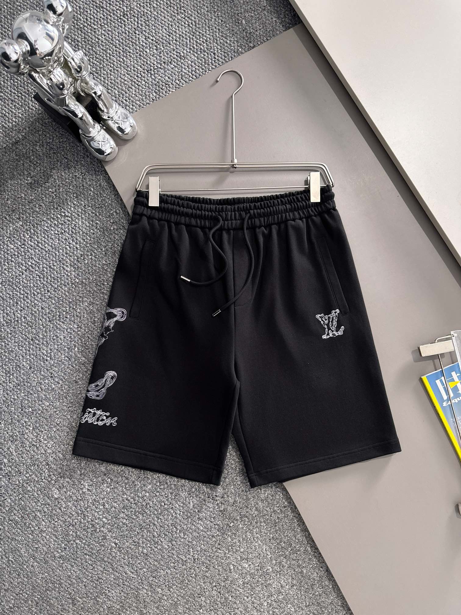 LV 驴家 2026新款 轻奢主义 密集虚线刺绣logo 男女日常通勤 穿搭必备 休闲短裤·定制毛圈面料