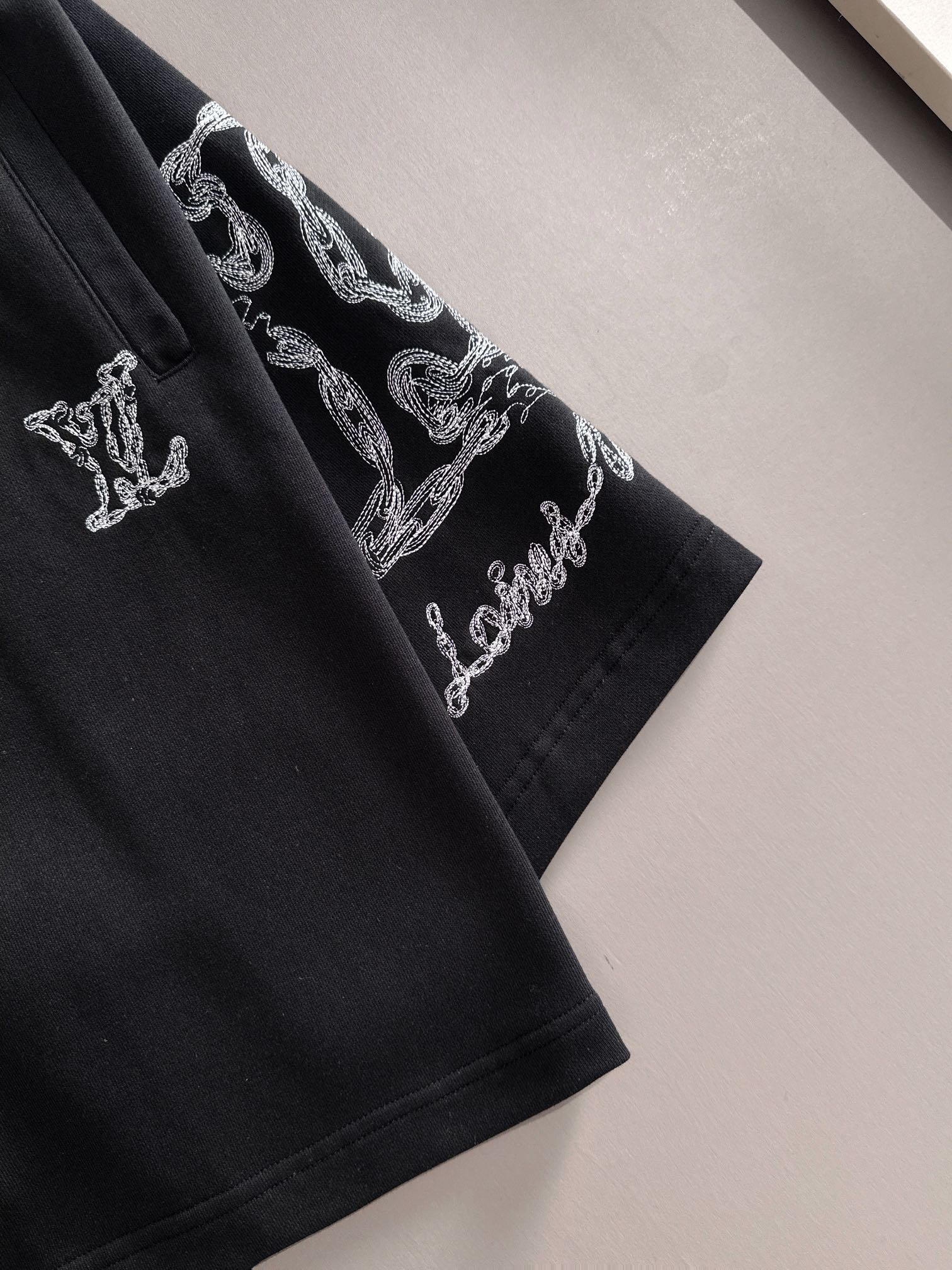 LV 驴家 2026新款 轻奢主义 密集虚线刺绣logo 男女日常通勤 穿搭必备 休闲短裤·定制毛圈面料