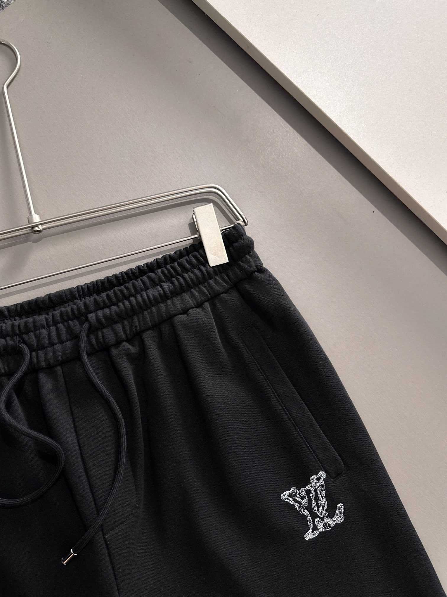 LV 驴家 2026新款 轻奢主义 密集虚线刺绣logo 男女日常通勤 穿搭必备 休闲短裤·定制毛圈面料