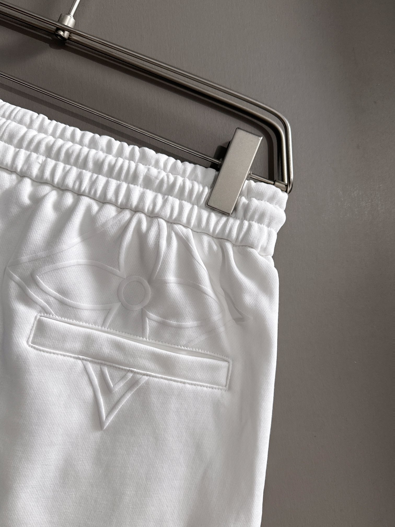 LV 驴家 2026新款 轻奢主义 植绒四叶草logo 男女日常通勤 穿搭必备 休闲短裤·定制毛圈面料·