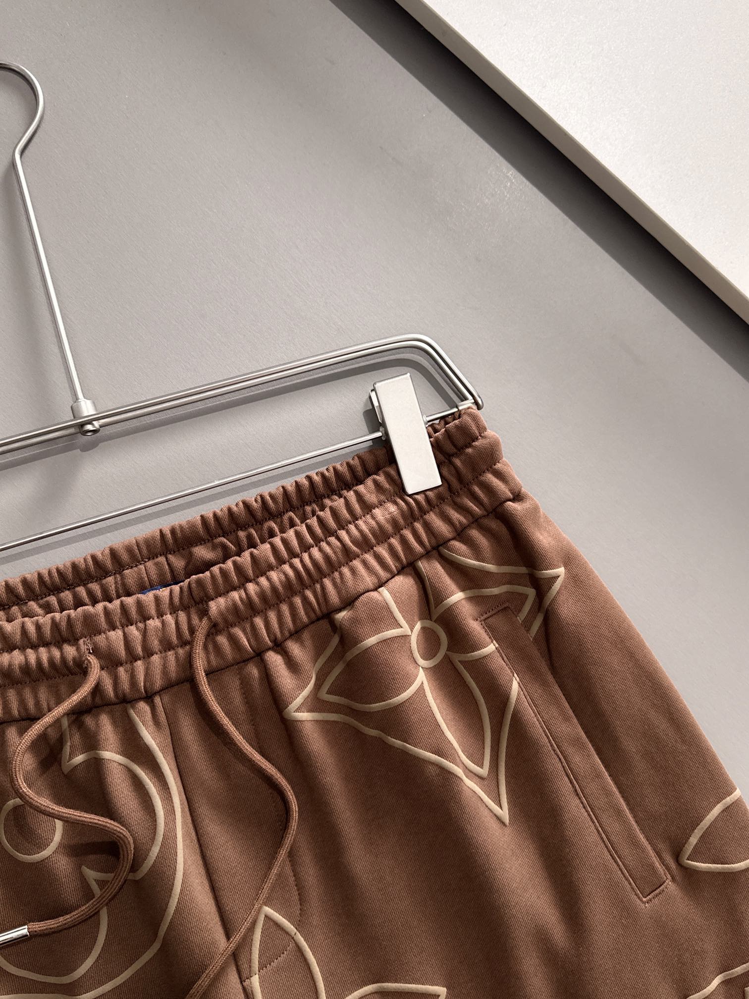 LV 驴家 2026新款 轻奢主义 植绒四叶草logo 男女日常通勤 穿搭必备 休闲短裤·定制毛圈面料·